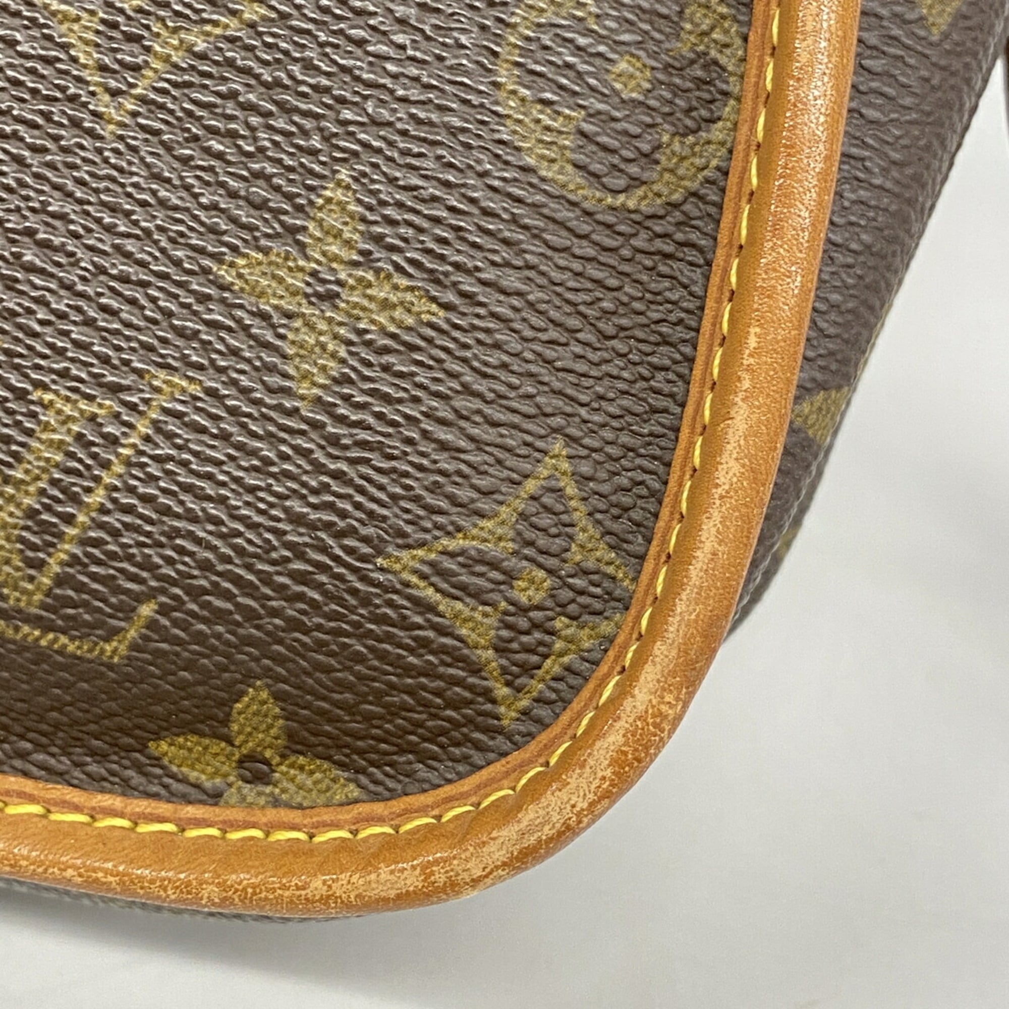 Louis Vuitton Brown Shoulder Bag (Pre-Owned)