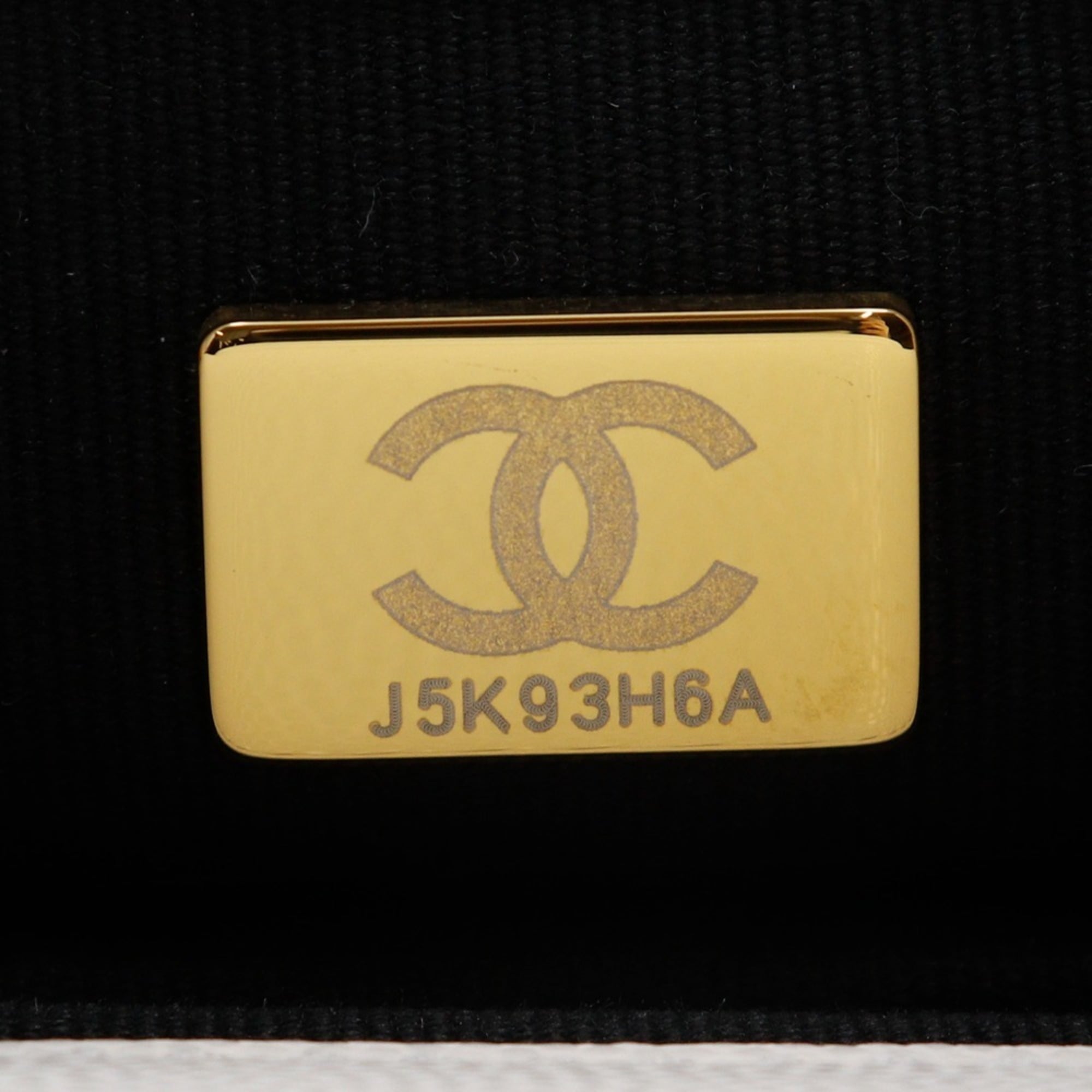 Chanel White Grained Calfskin Shoulder Bag (Pre-Owned)