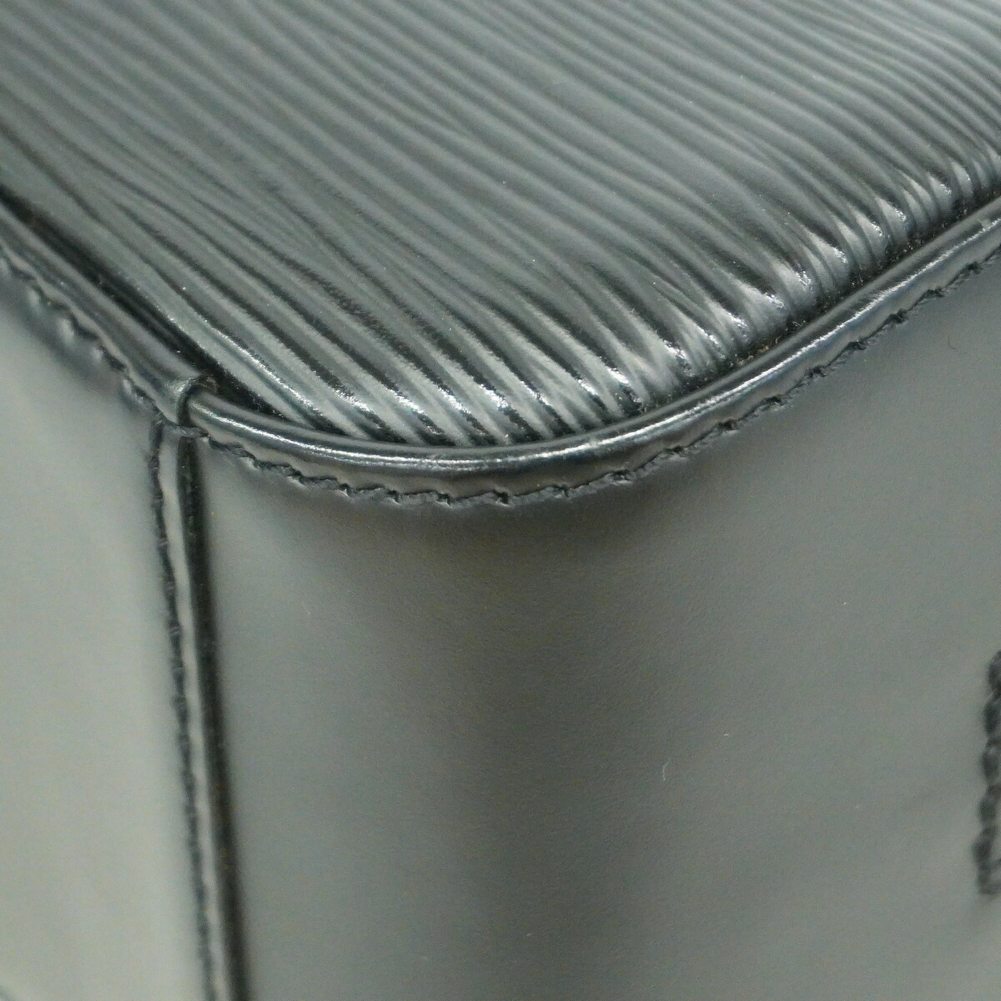 Louis Vuitton Noir Handbag (Pre-Owned)