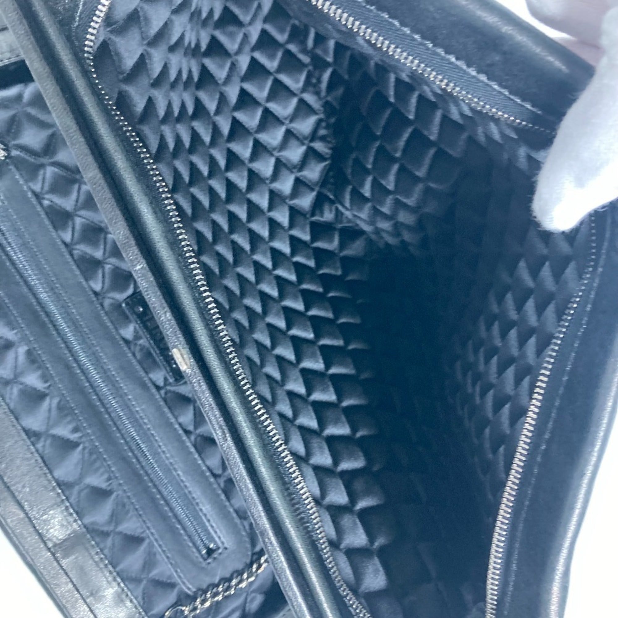 Chanel Black Leather Shoulder Bag (Pre-Owned)