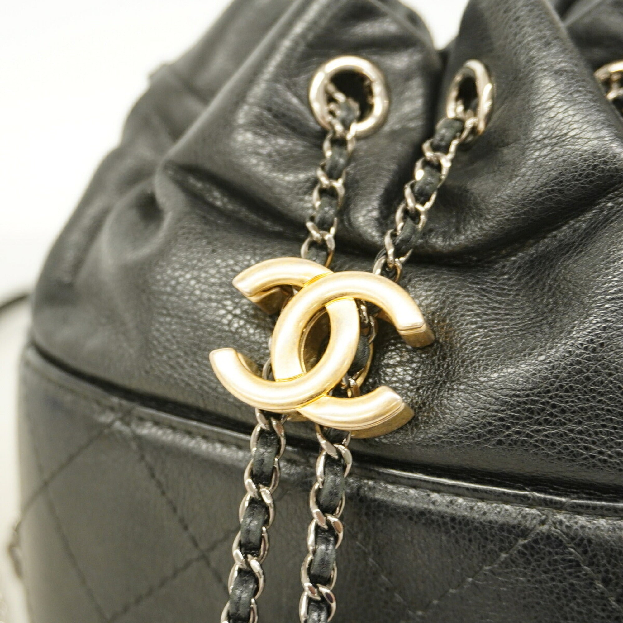 Chanel Black Leather Shoulder Bag (Pre-Owned)