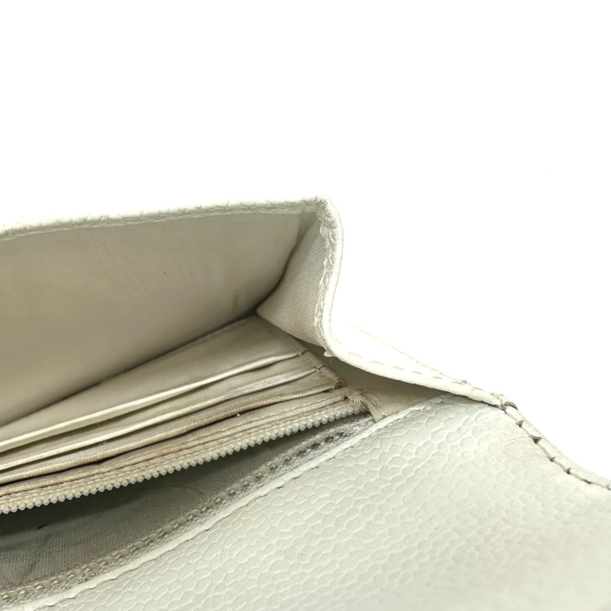 Chanel White Grained Calfskin Wallet (Bi-Fold) (Pre-Owned)