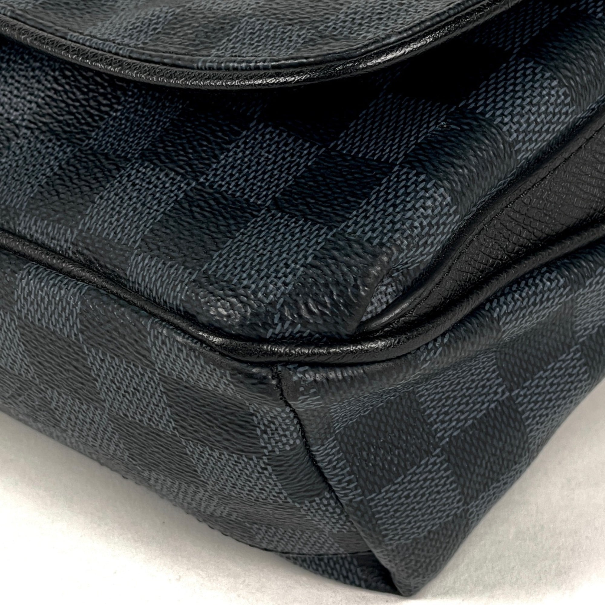 Louis Vuitton Black Navy Noir Taiga Leather Shoulder Bag (Pre-Owned)