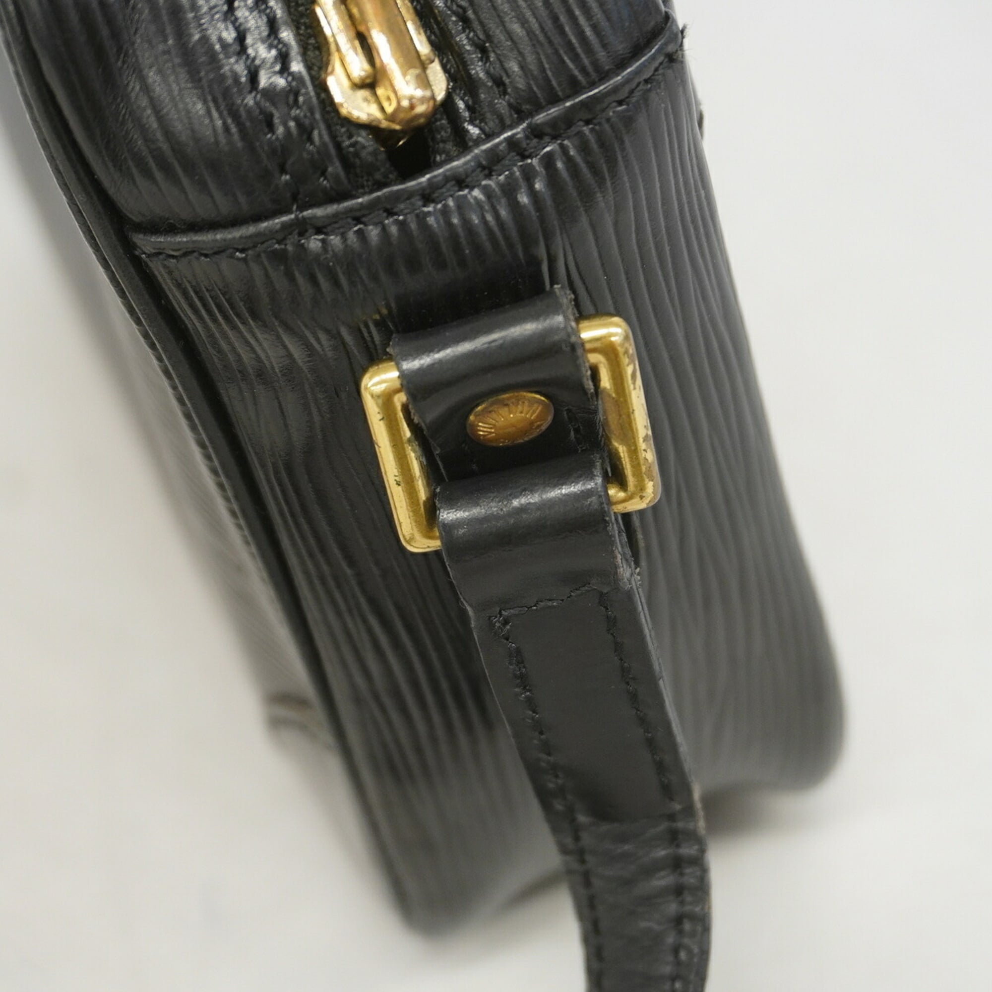 Louis Vuitton Noir Shoulder Bag (Pre-Owned)