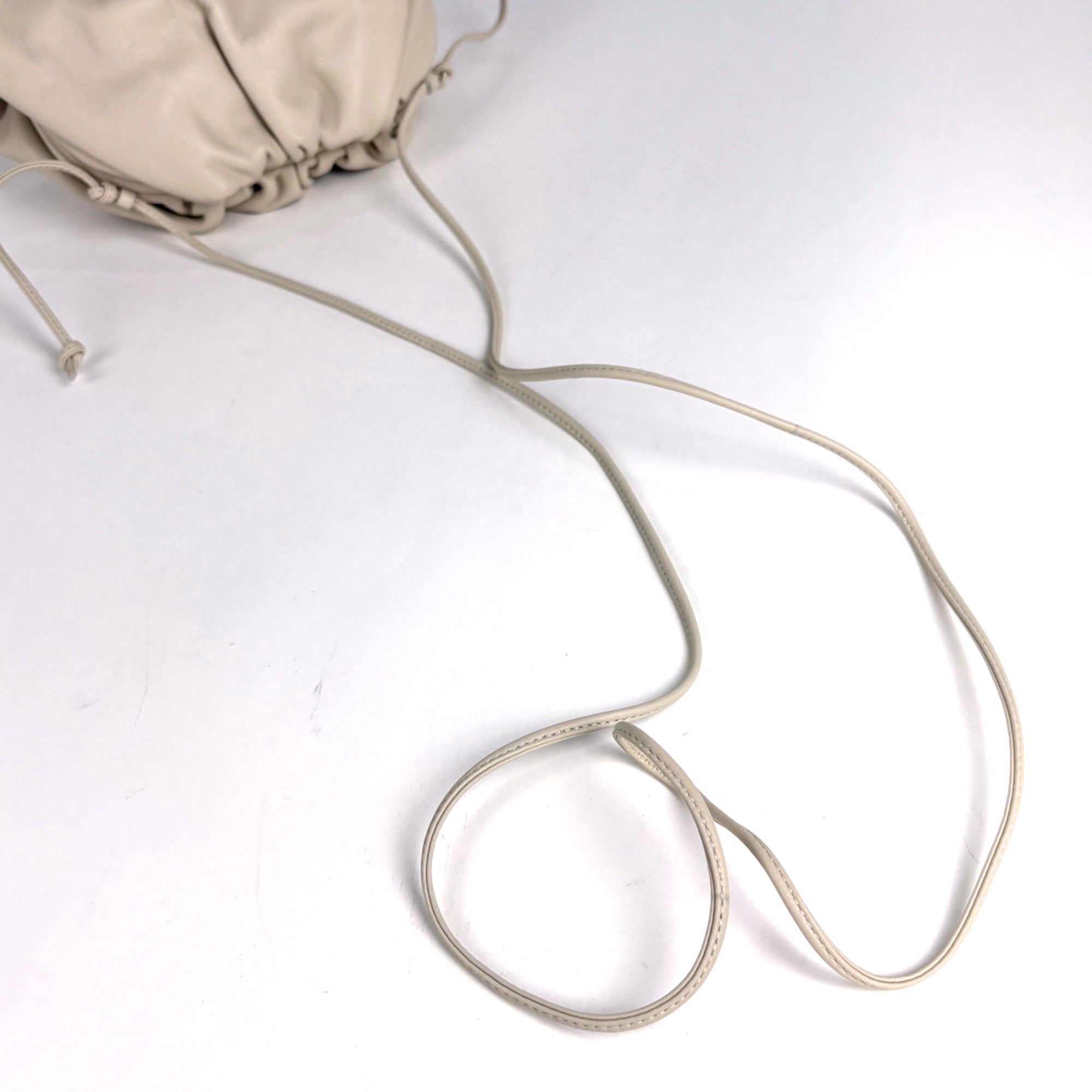 Bottega Veneta Ivory Leather Pouch Shoulder Bag (Pre-Owned)