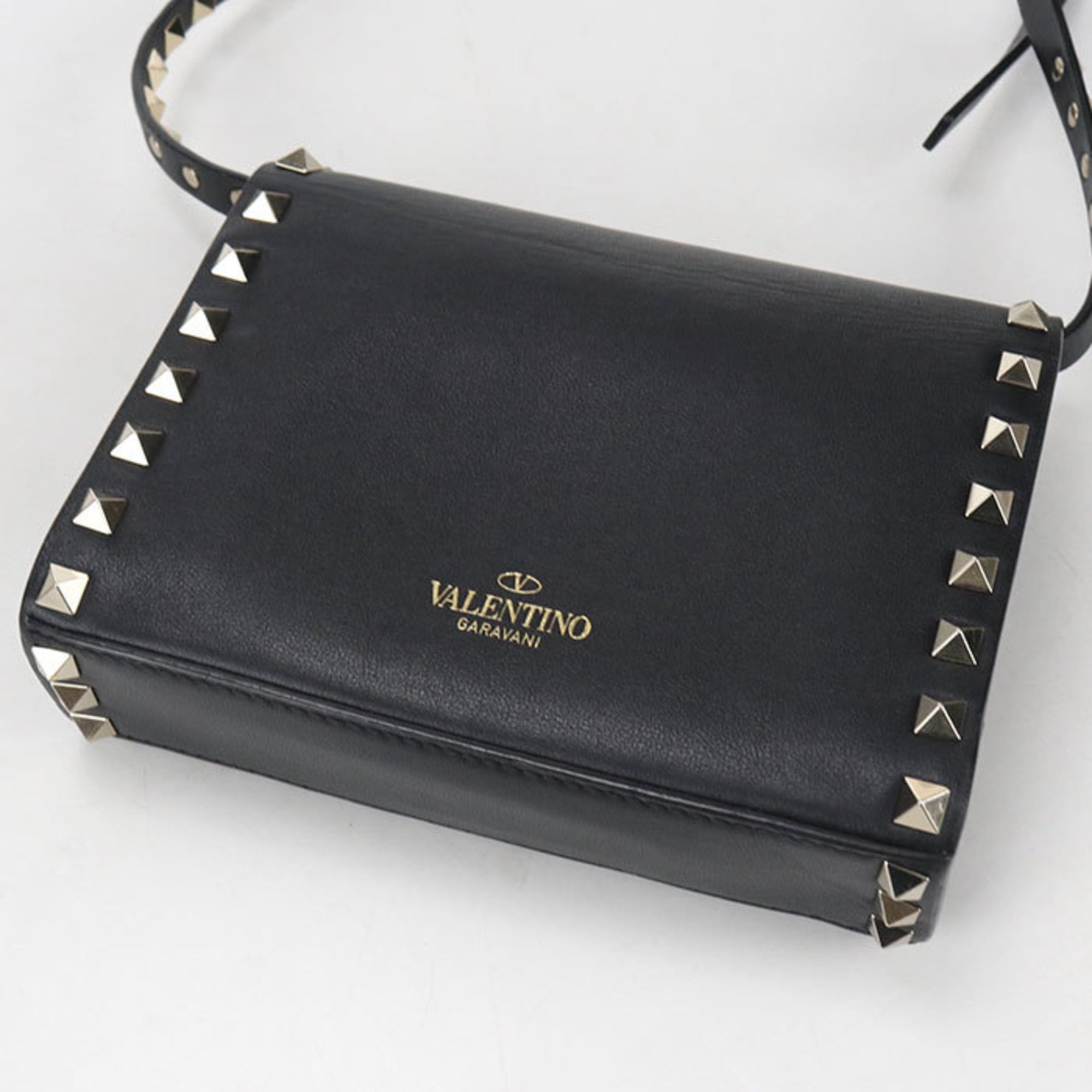 Valentino Garavani Black Leather Shoulder Bag (Pre-Owned)
