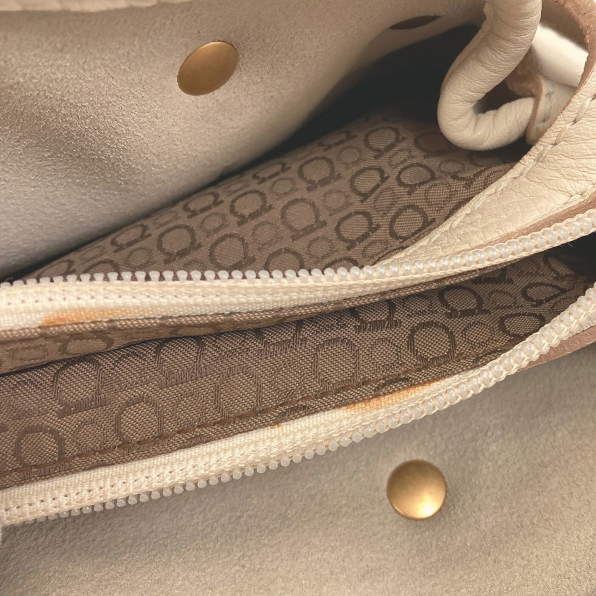 Salvatore Ferragamo White Leather Tote Bag (Pre-Owned)