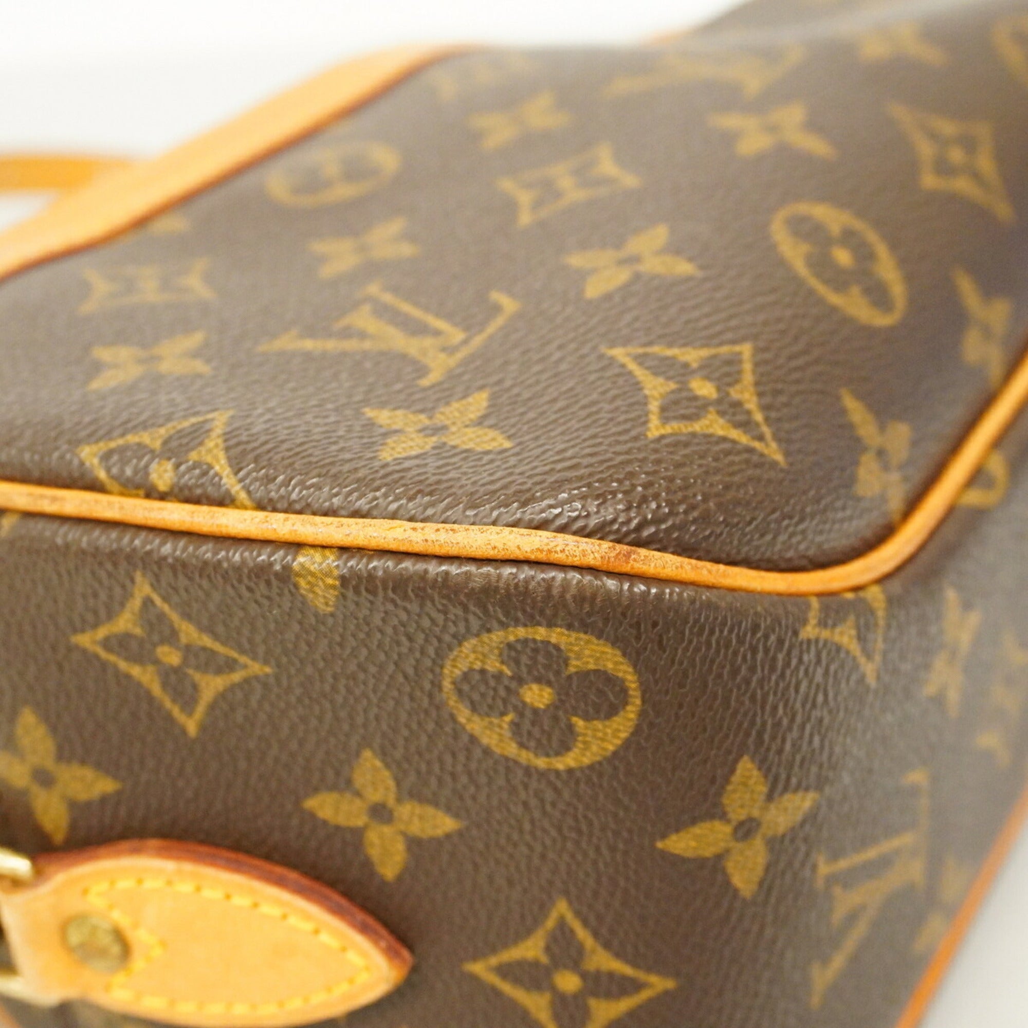 Louis Vuitton Brown Shoulder Bag (Pre-Owned)