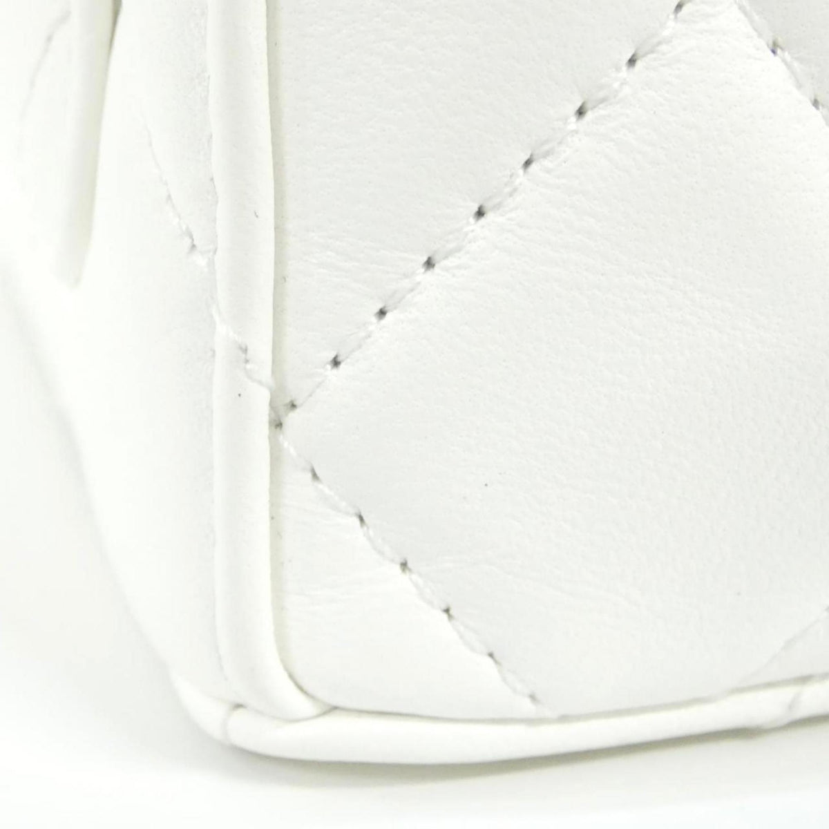Chanel White Leather Shoulder Bag (Pre-Owned)