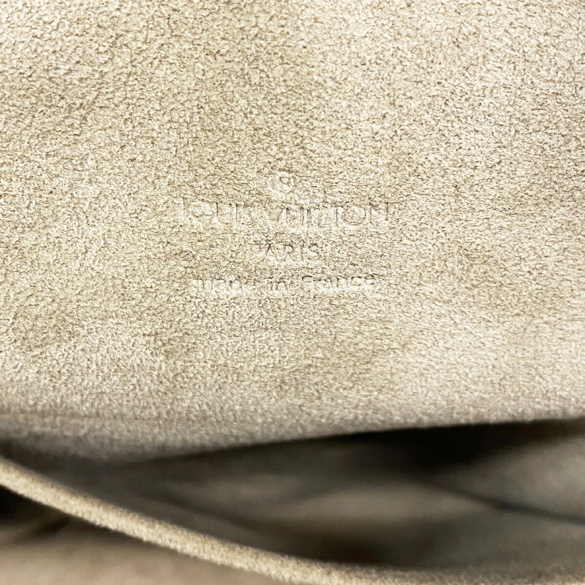 Louis Vuitton Noir Handbag (Pre-Owned)