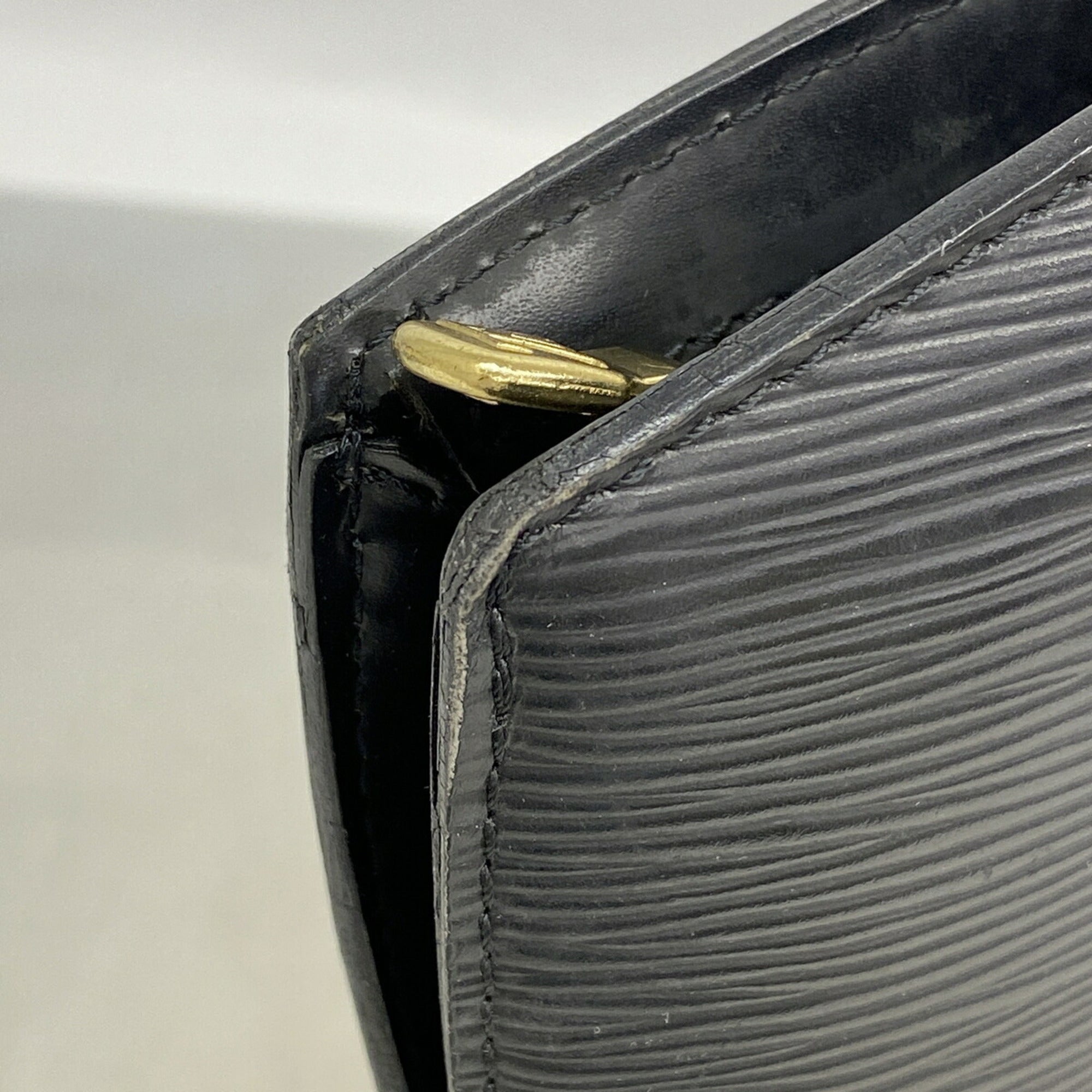 Louis Vuitton Noir Shoulder Bag (Pre-Owned)