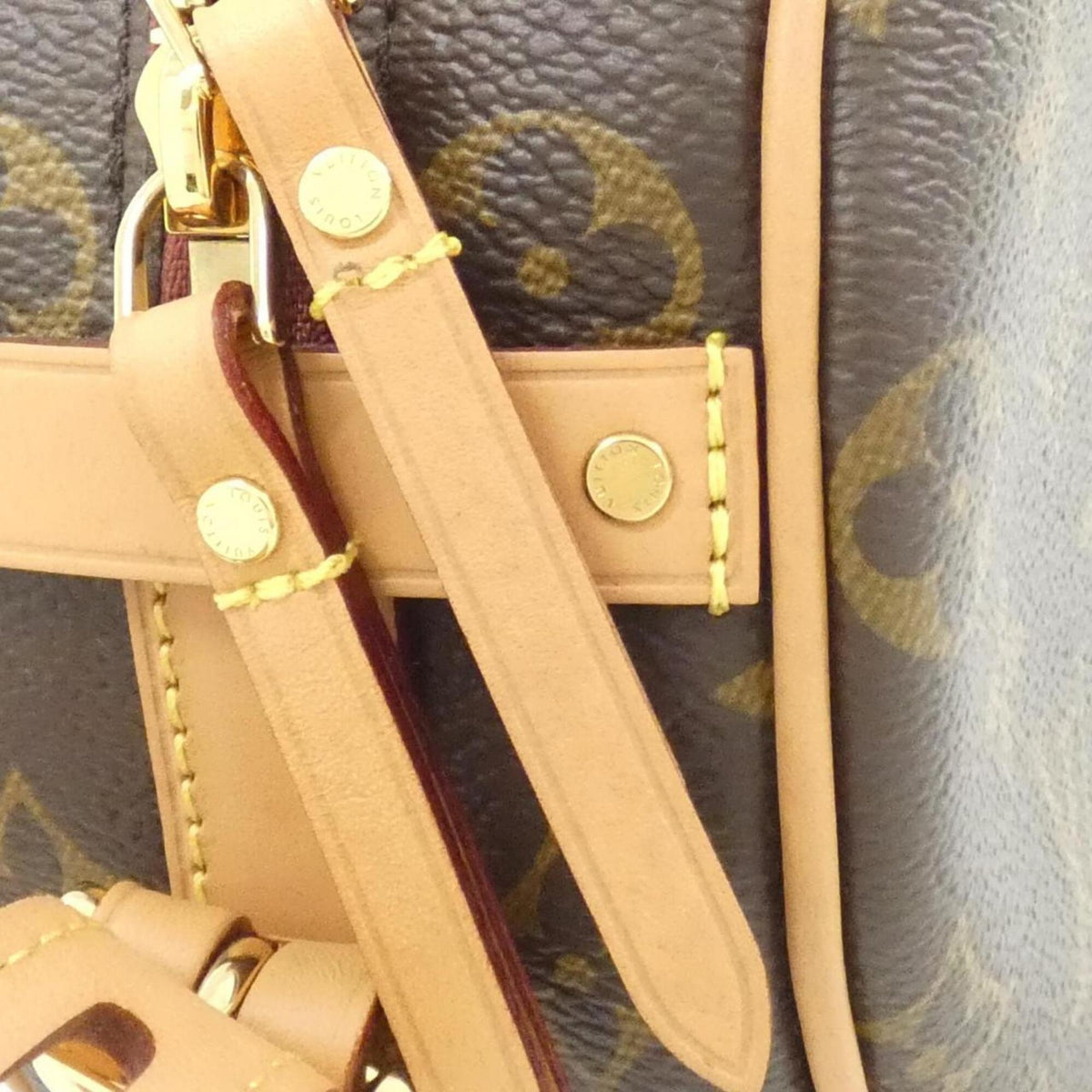 Louis Vuitton Marron Coated Canvas Shoulder Bag (Pre-Owned)