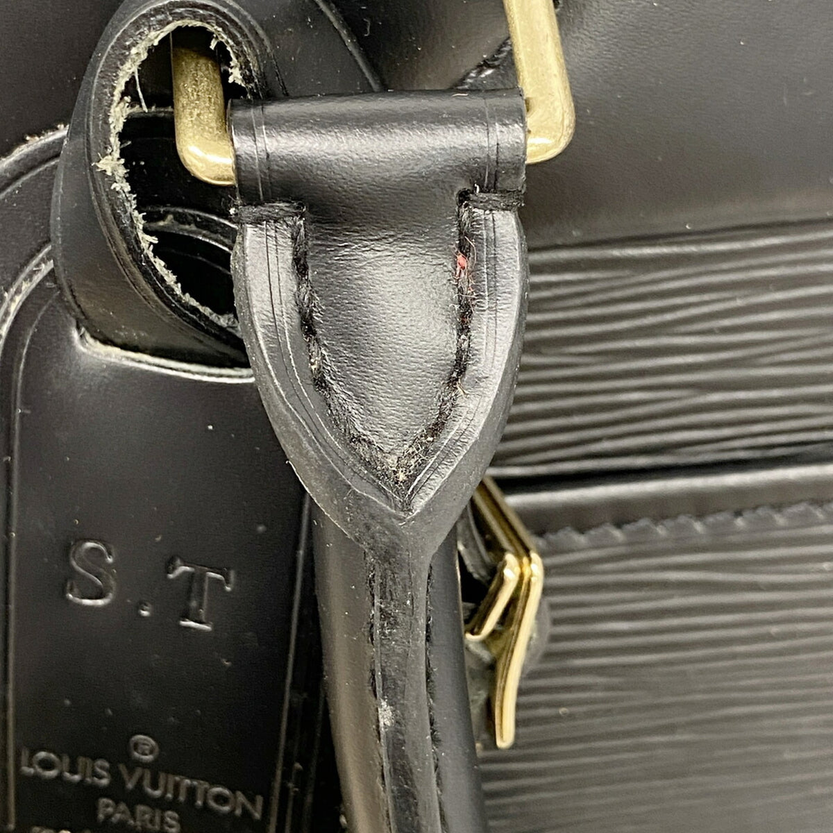Louis Vuitton Noir Handbag (Pre-Owned)