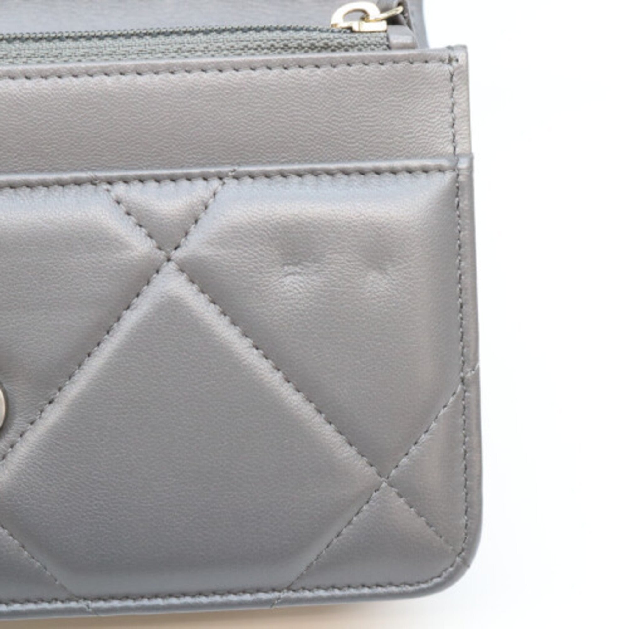 Chanel Gray Leather Shoulder Bag (Pre-Owned)