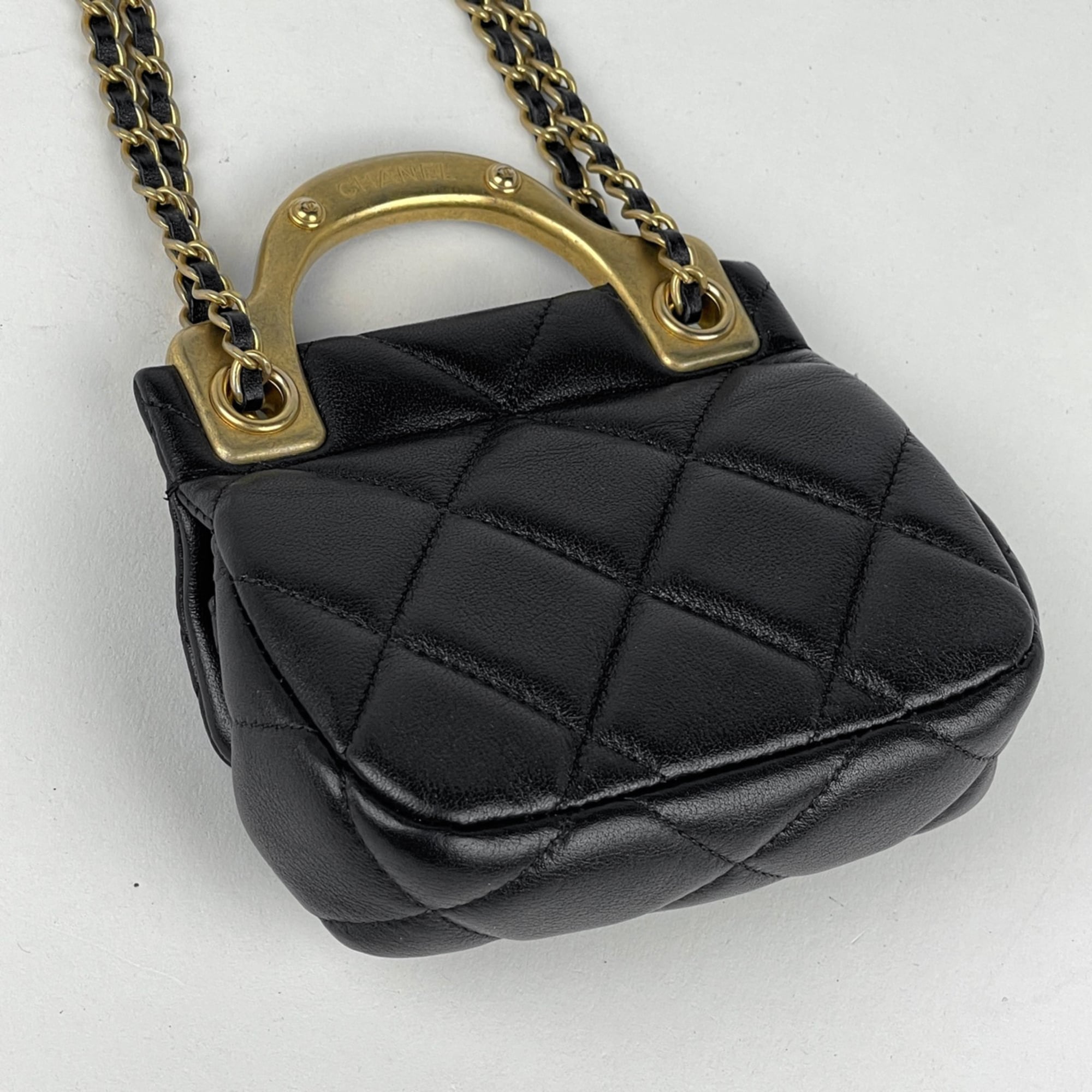 Chanel Black Leather Shoulder Bag (Pre-Owned)