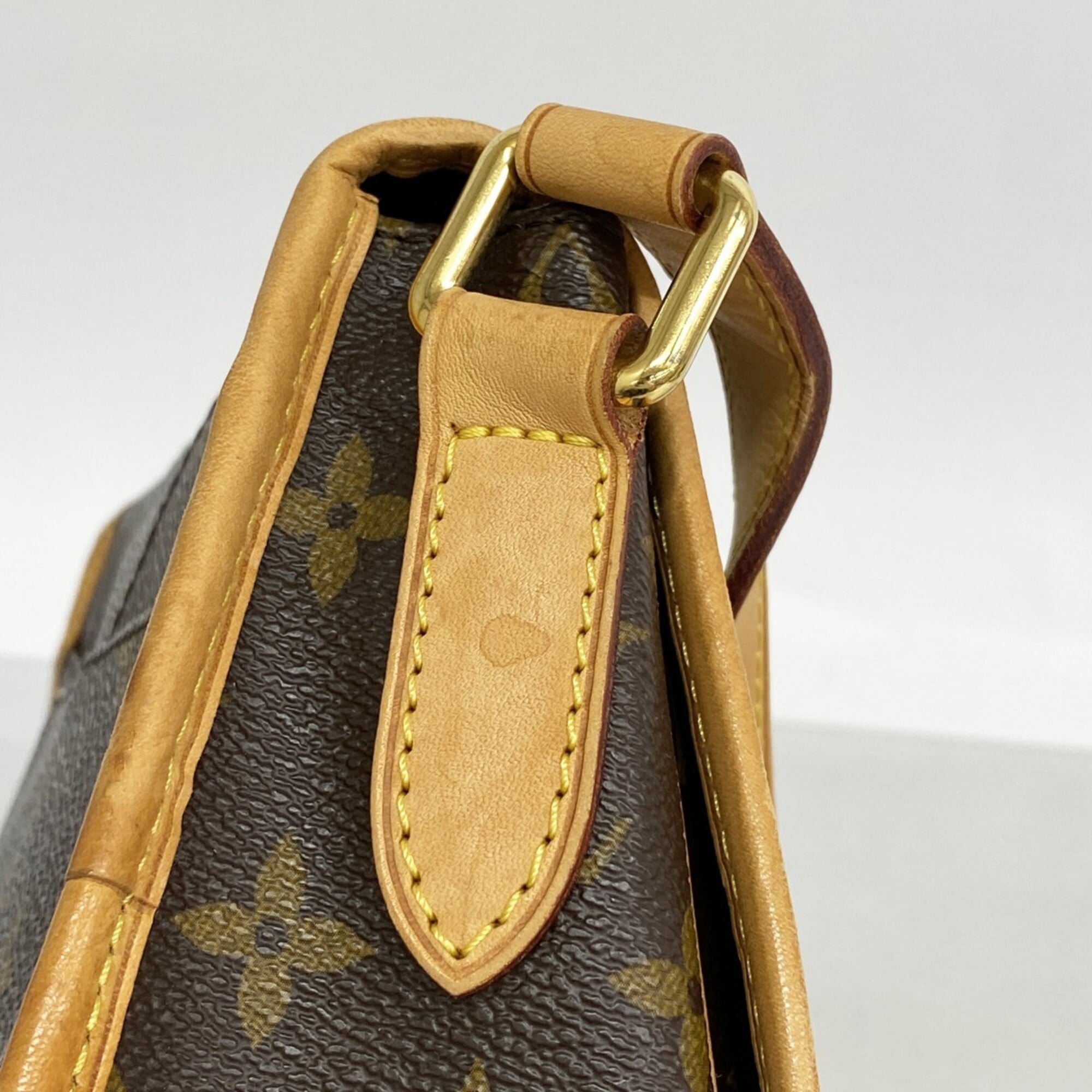 Louis Vuitton Brown Shoulder Bag (Pre-Owned)