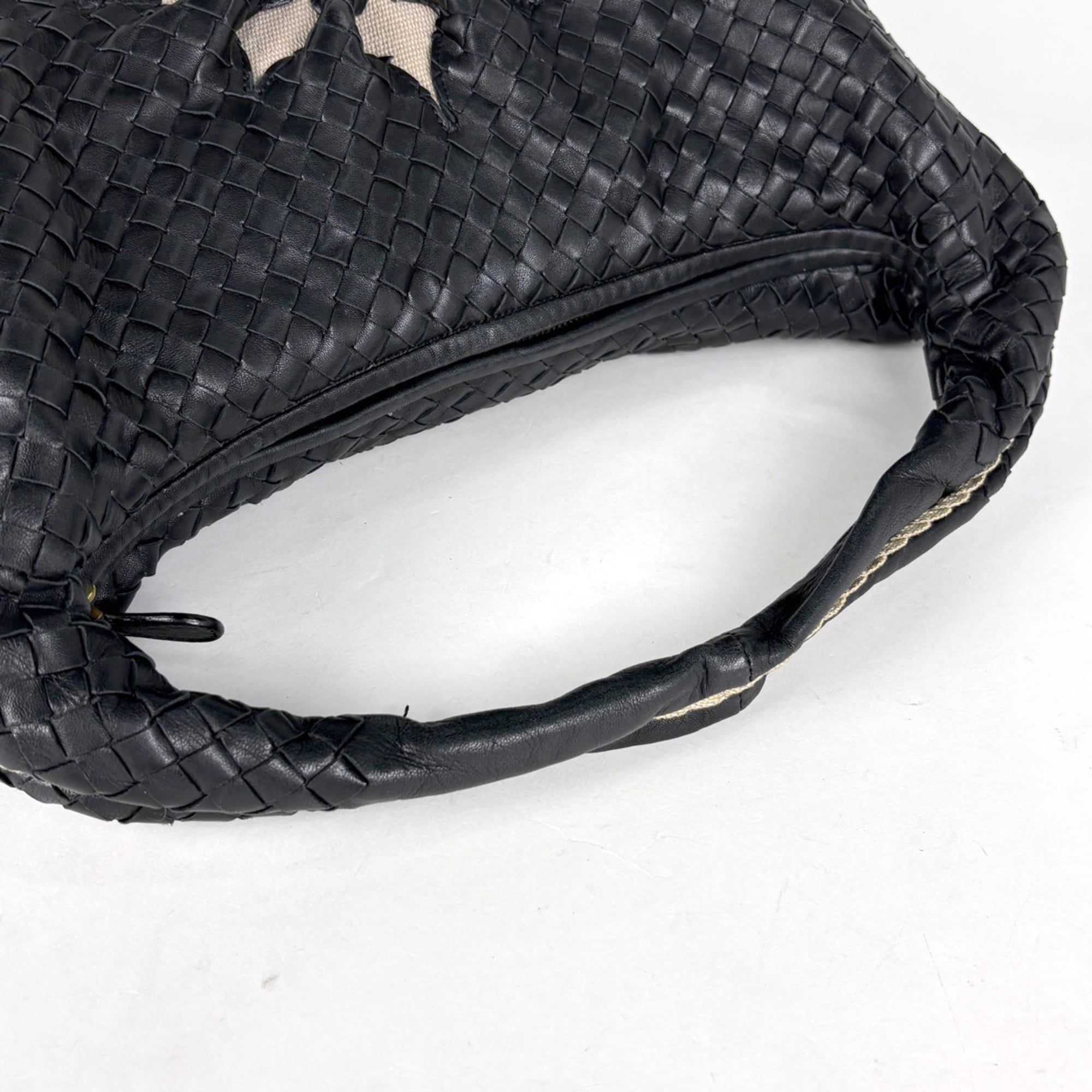 Bottega Veneta Beige Black Intrecciato Leather Shoulder Bag (Pre-Owned)