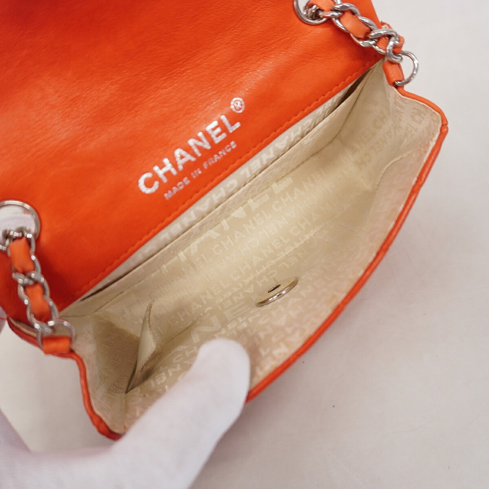 Chanel Red Color Leather Shoulder Bag (Pre-Owned)