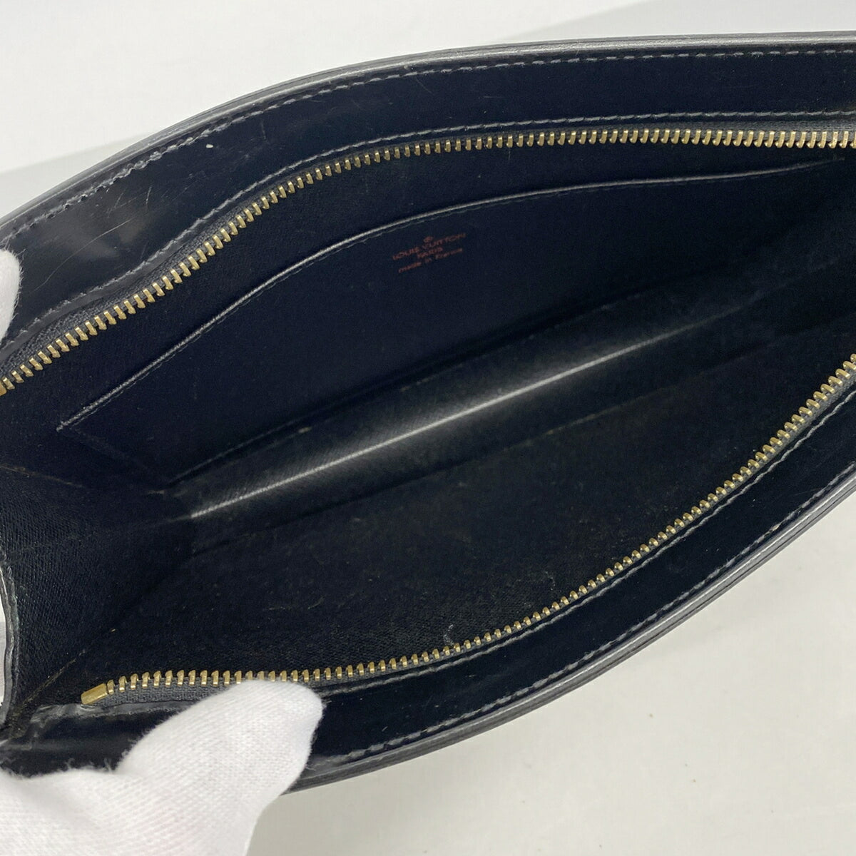 Louis Vuitton Noir Clutch Bag (Pre-Owned)