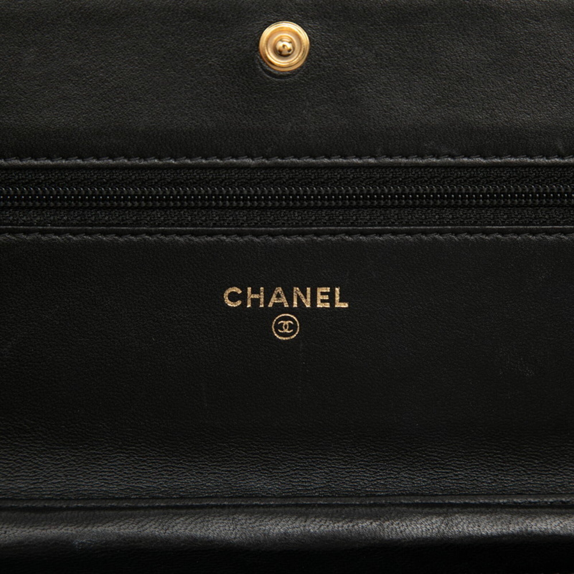 Chanel Black Leather Shoulder Bag (Pre-Owned)