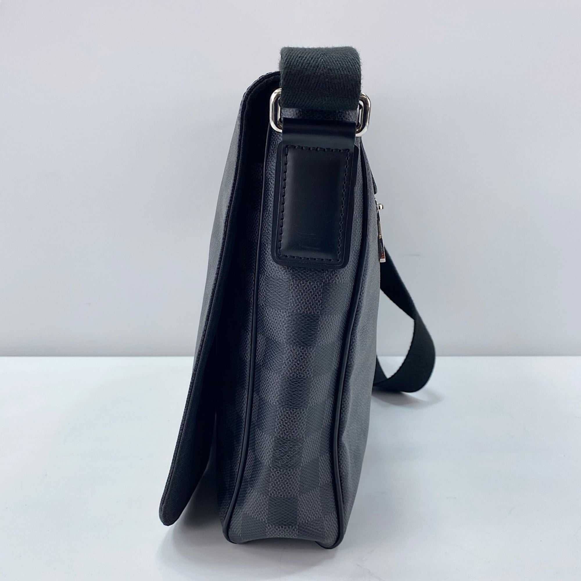 Louis Vuitton Black Shoulder Bag (Pre-Owned)