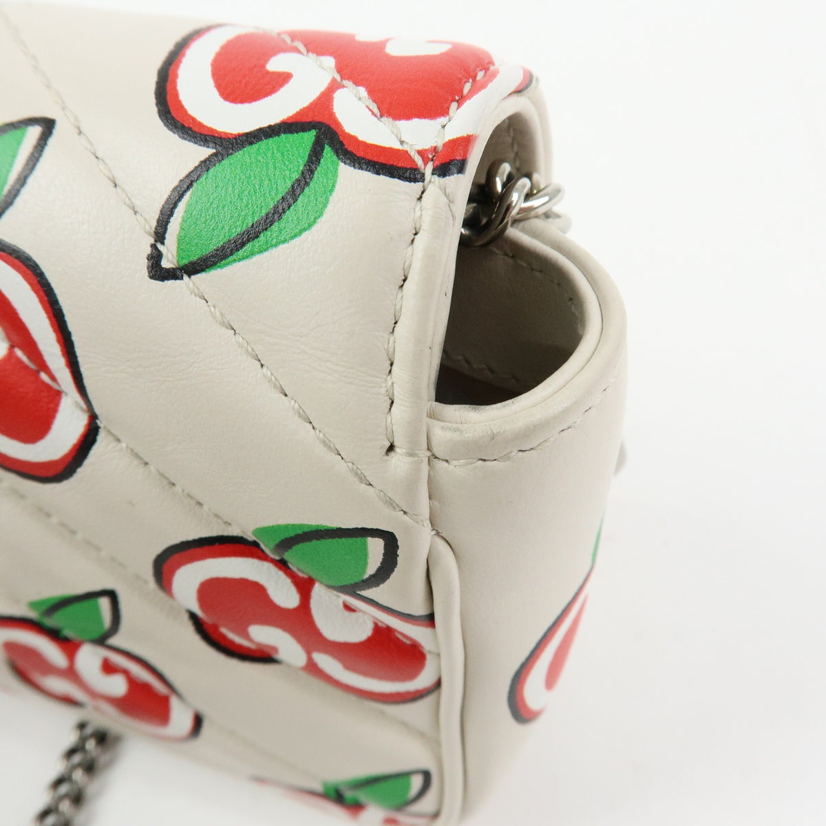 Gucci Gg Marmont Flap Printed Diagonal Quilted Leather White Leather Handbag (Pre-Owned)
