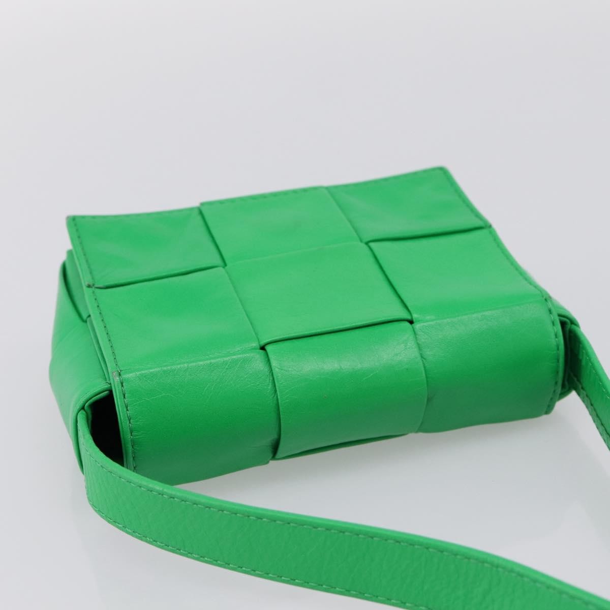 Bottega Veneta Cassette Maxi Intrecciato Leather Green Leather Clutche & Pouche Bag (Pre-Owned)