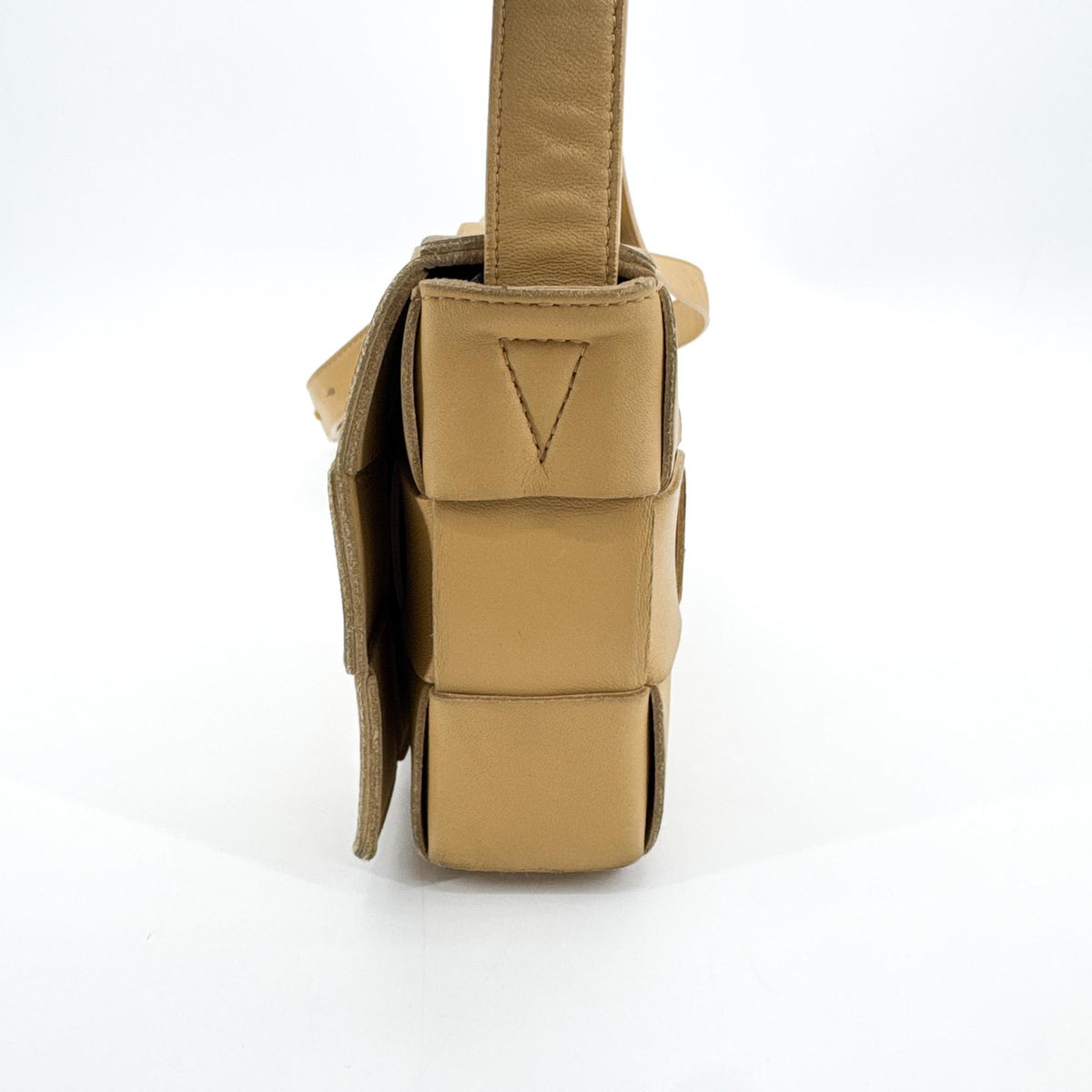 Bottega Veneta Cassette Maxi Intrecciato Leather Beige Leather Crossbody Bag Bag (Pre-Owned)