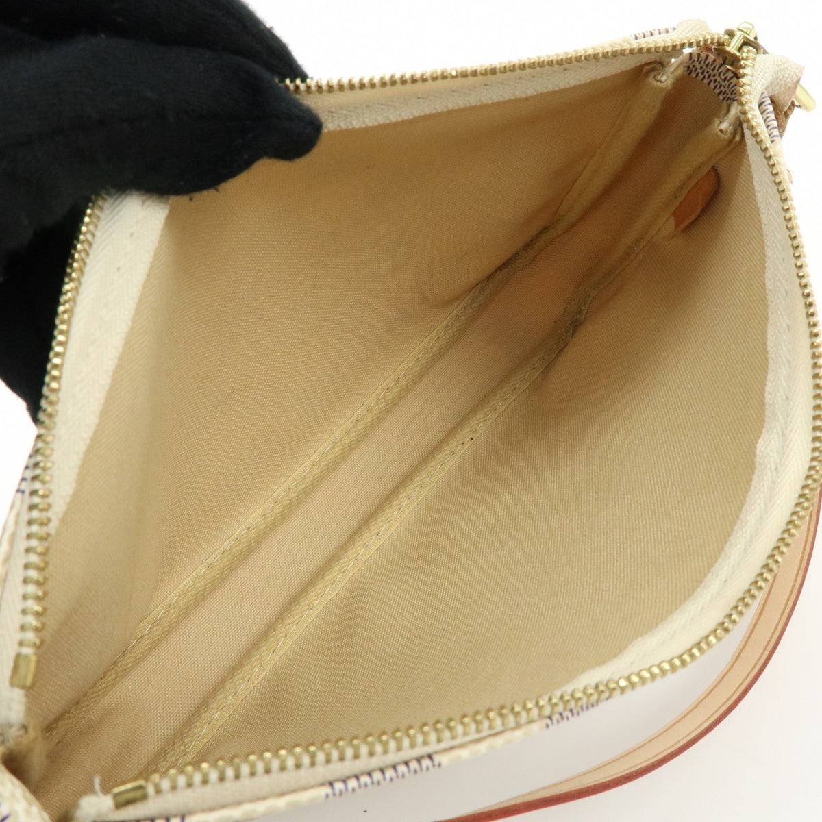 Louis Vuitton Pochette Accessoires Damier White Canvas Clutche & Pouche Bag (Pre-Owned)
