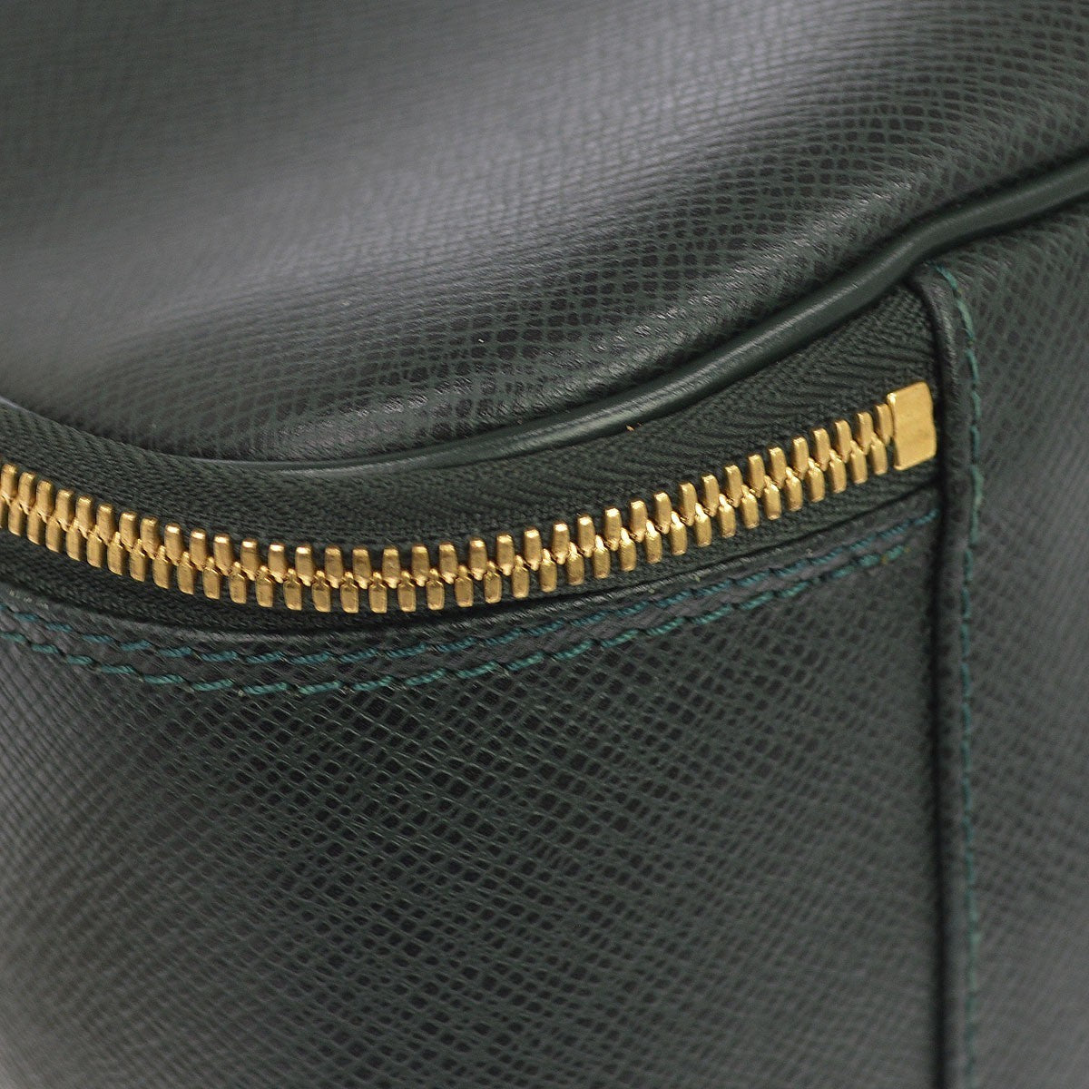 Louis Vuitton Tura Messenger Taiga Leather Green Leather Handbag (Pre-Owned)