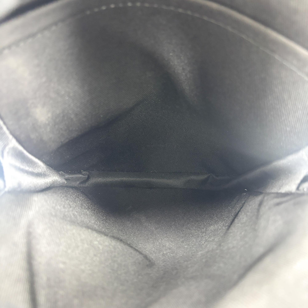 Louis Vuitton Avenue Sling Taiga Leather Black Leather Handbag (Pre-Owned)