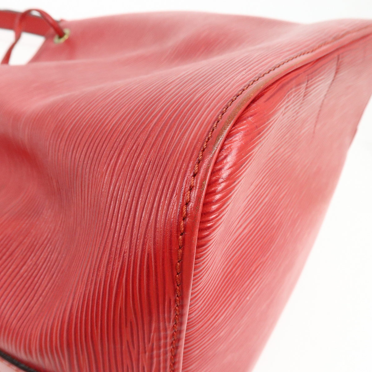 Louis Vuitton Petit Noe Epi Leather Red Leather Handbag (Pre-Owned)
