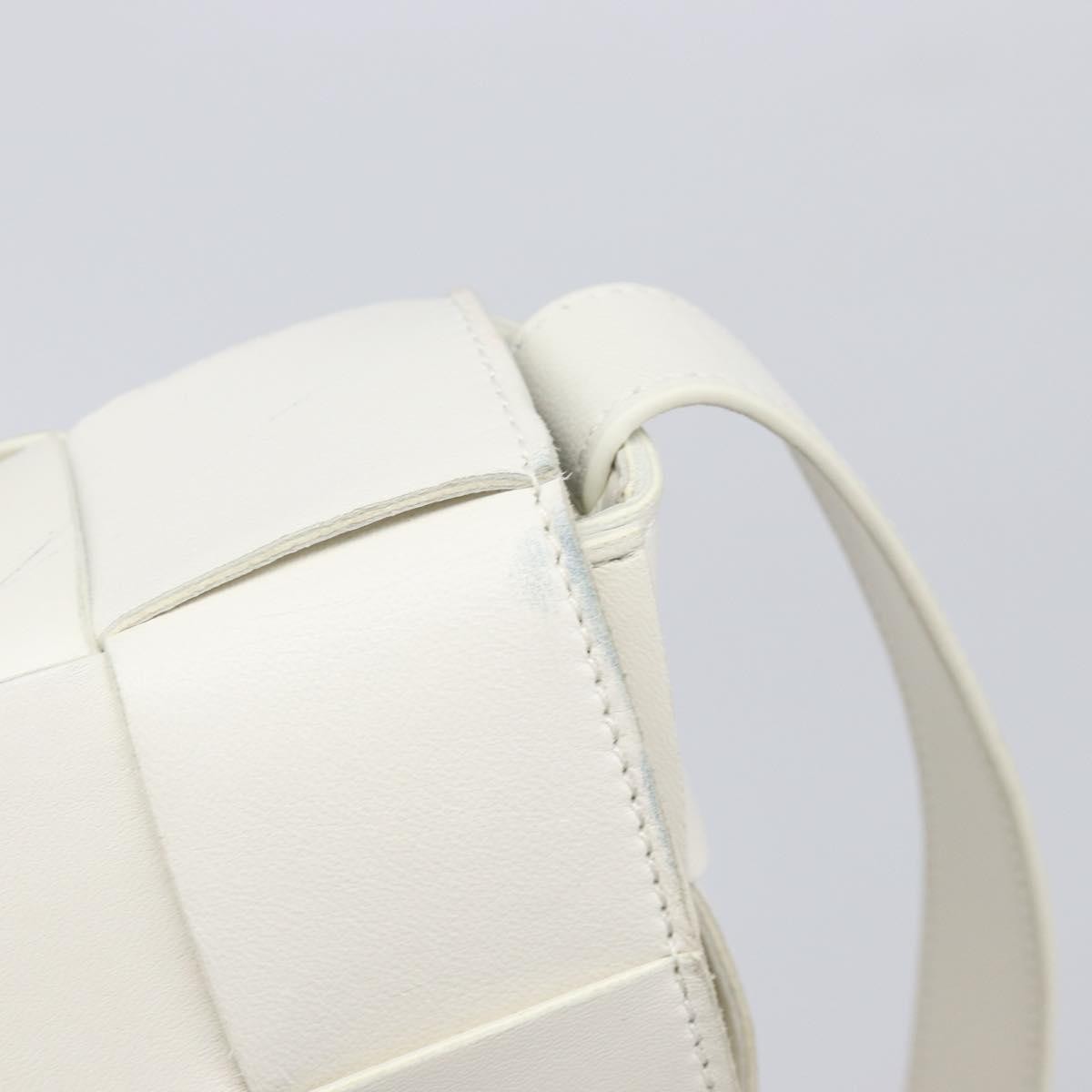 Bottega Veneta Cassette Maxi Intrecciato Leather White Leather Crossbody Bag Bag (Pre-Owned)