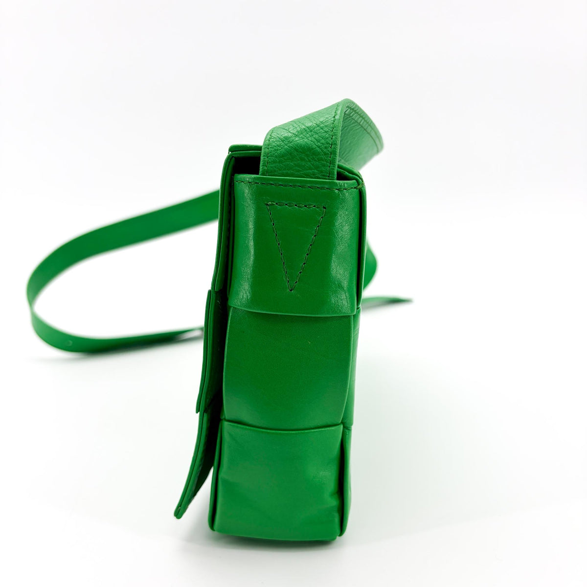 Bottega Veneta Cassette Maxi Intrecciato Leather Green Leather Crossbody Bag Bag (Pre-Owned)
