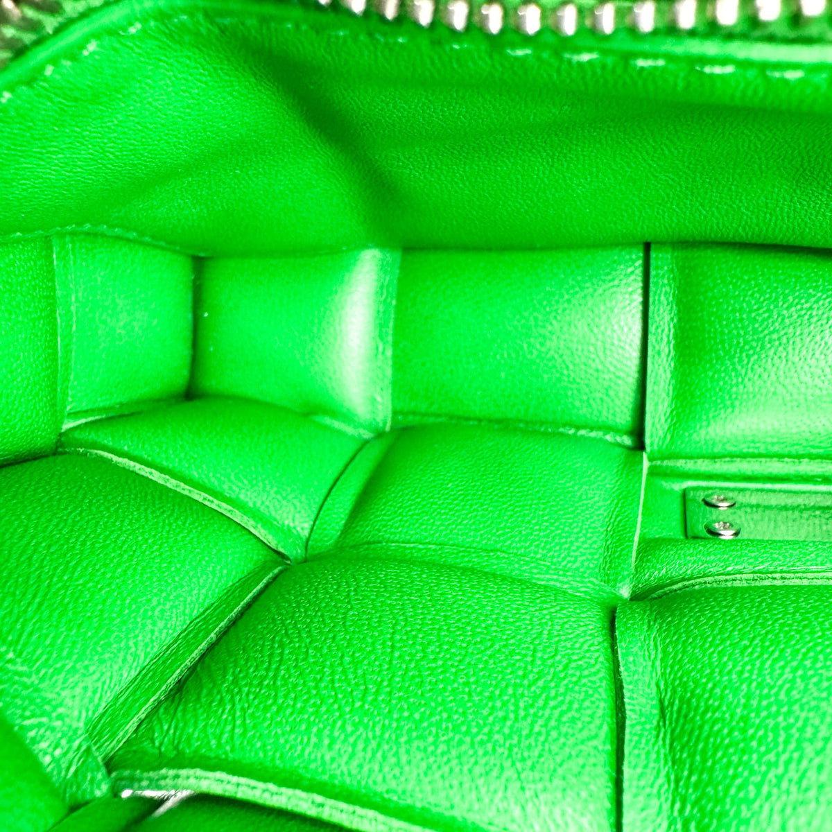 Bottega Veneta Cassette Padded Maxi Intrecciato Leather Green Leather Crossbody Bag Bag (Pre-Owned)