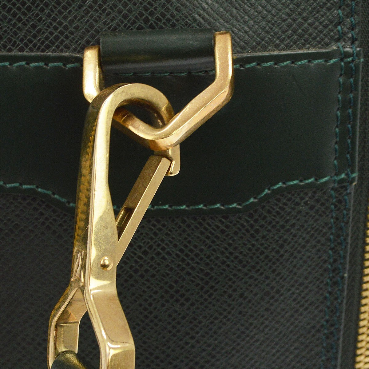 Louis Vuitton Tura Messenger Taiga Leather Green Leather Handbag (Pre-Owned)