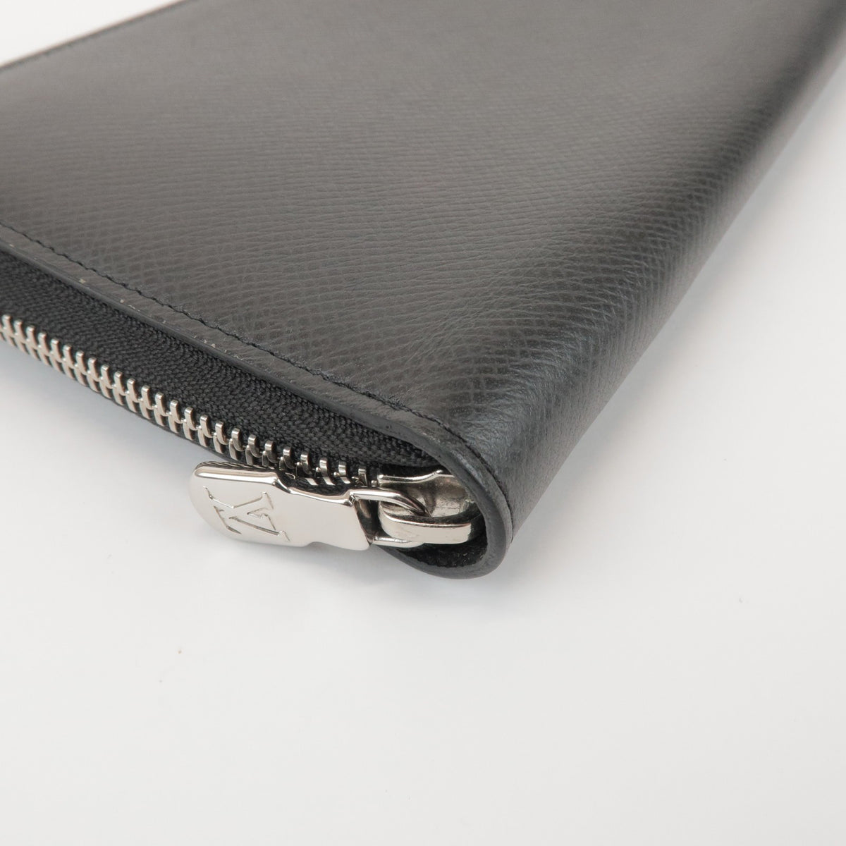 Louis Vuitton Zippy Organizer Taiga Leather Black Leather Wallets Accessory (Pre-Owned)