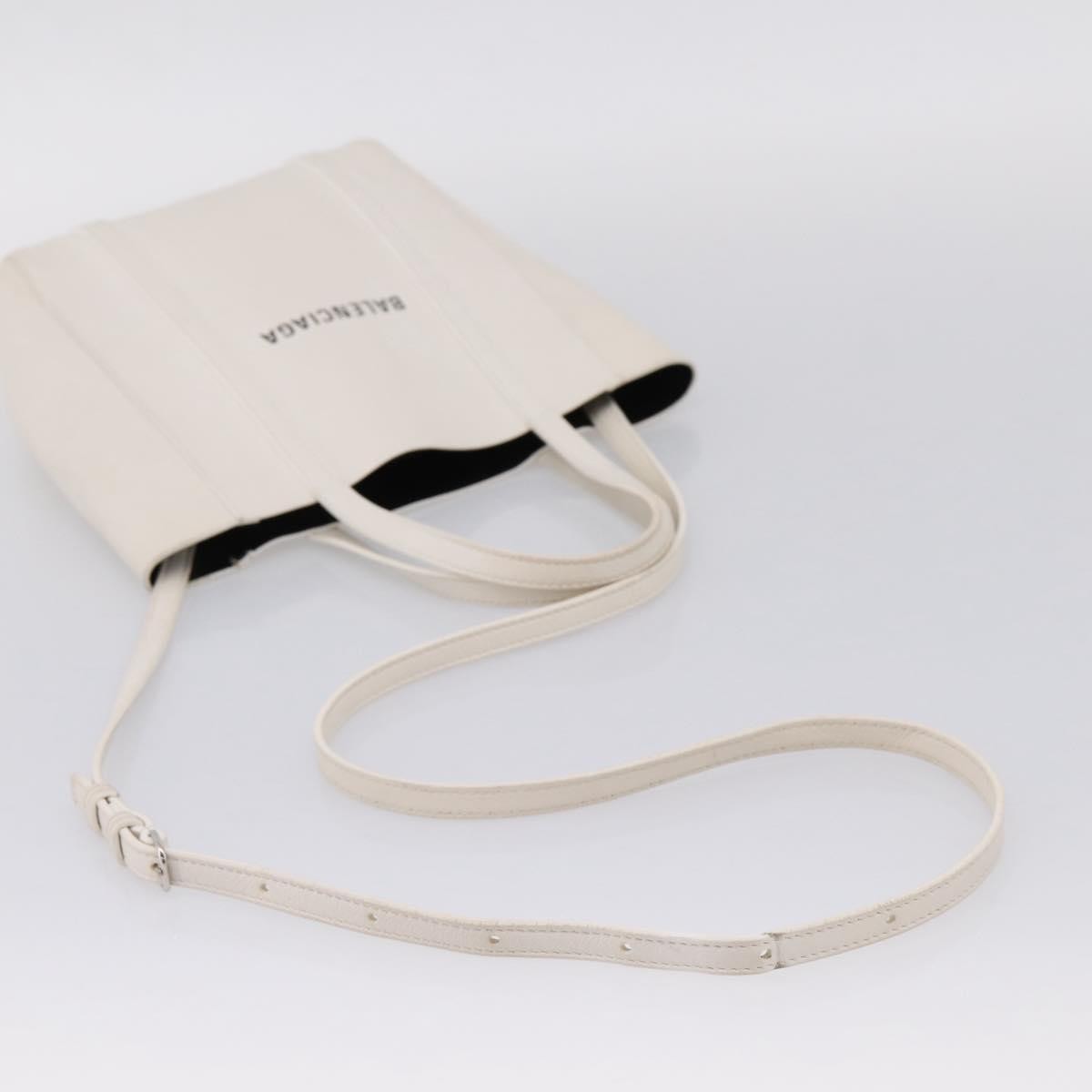 Balenciaga Everyday Leather White Leather Tote Bag Bag (Pre-Owned)