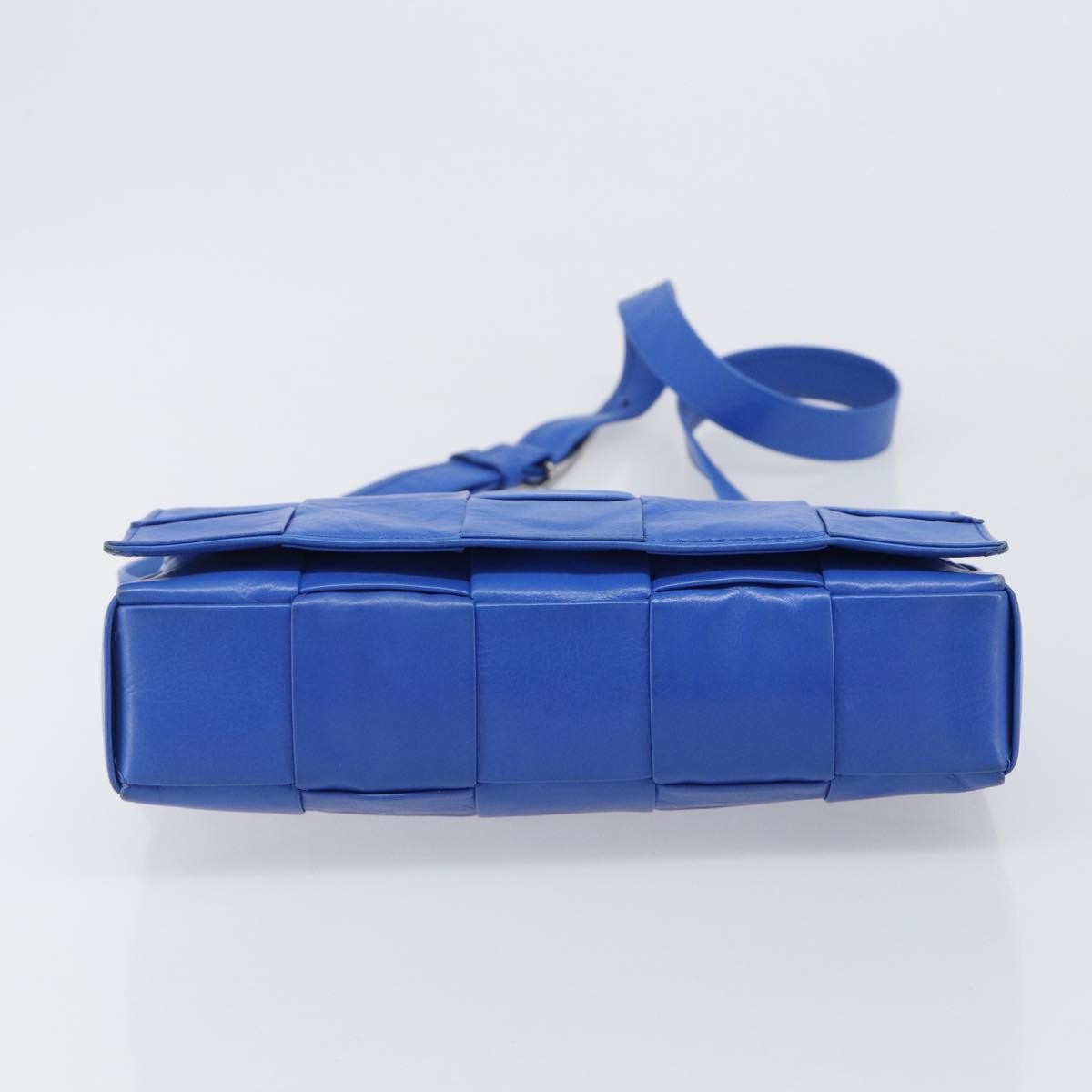 Bottega Veneta Cassette Maxi Intrecciato Leather Blue Leather Crossbody Bag Bag (Pre-Owned)