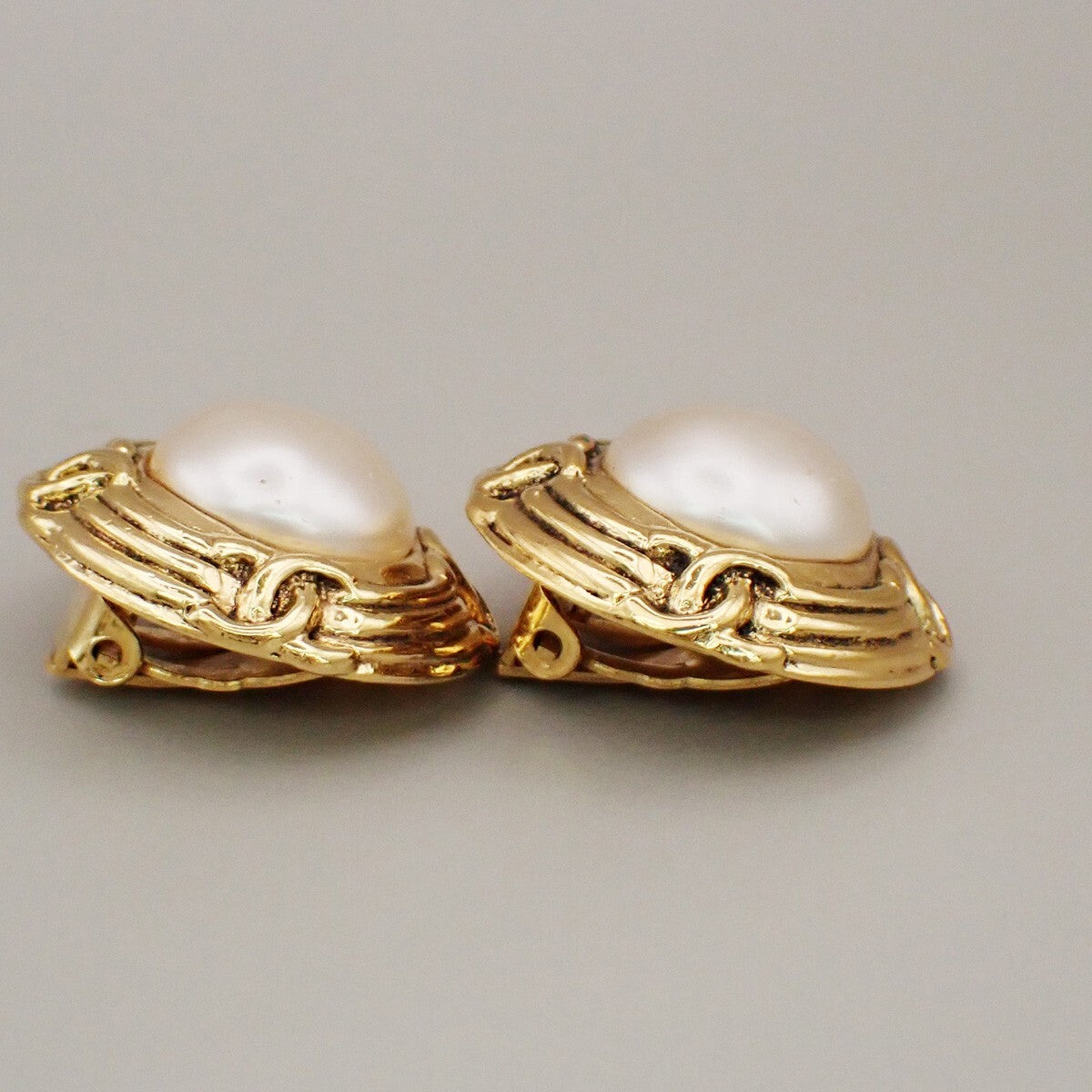 Chanel Vintage Round Clip-On Metal With Faux Pearl Gold Gold_Plated Earrings Jewelry (Pre-Owned)