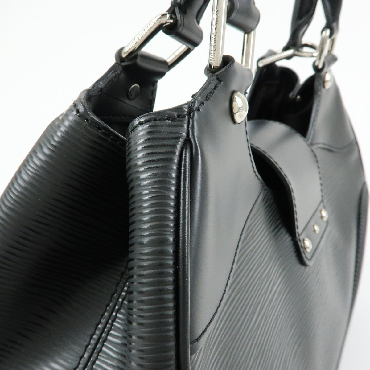 Louis Vuitton Montaigne Sac Epi Leather Black Leather Handbag (Pre-Owned)