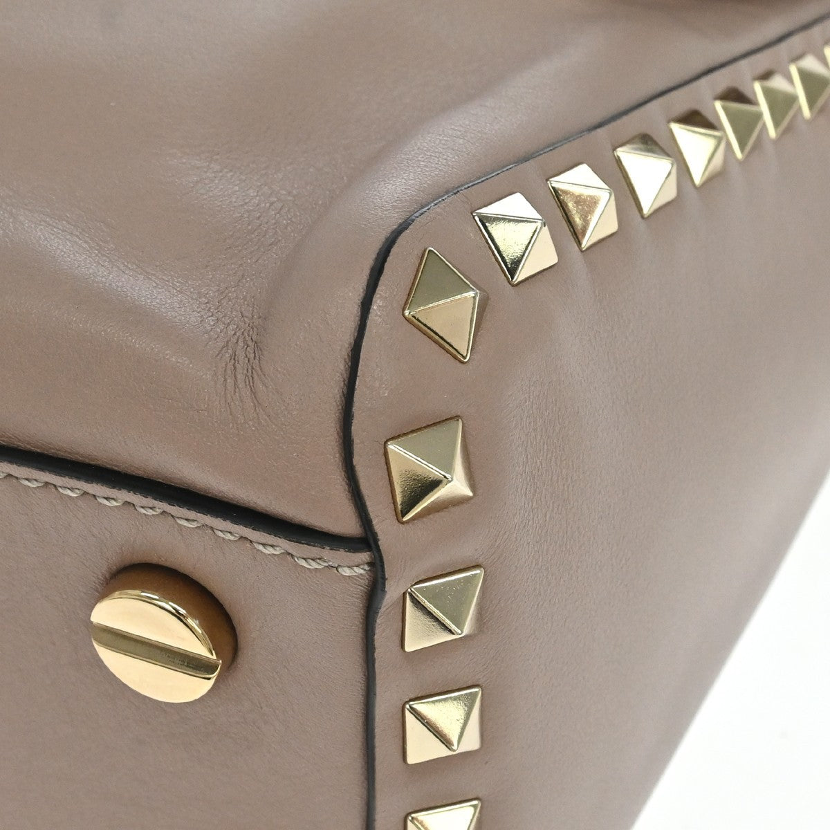 Valentino Garavani Rockstud Top Handle Leather Beige Leather Handbag (Pre-Owned)