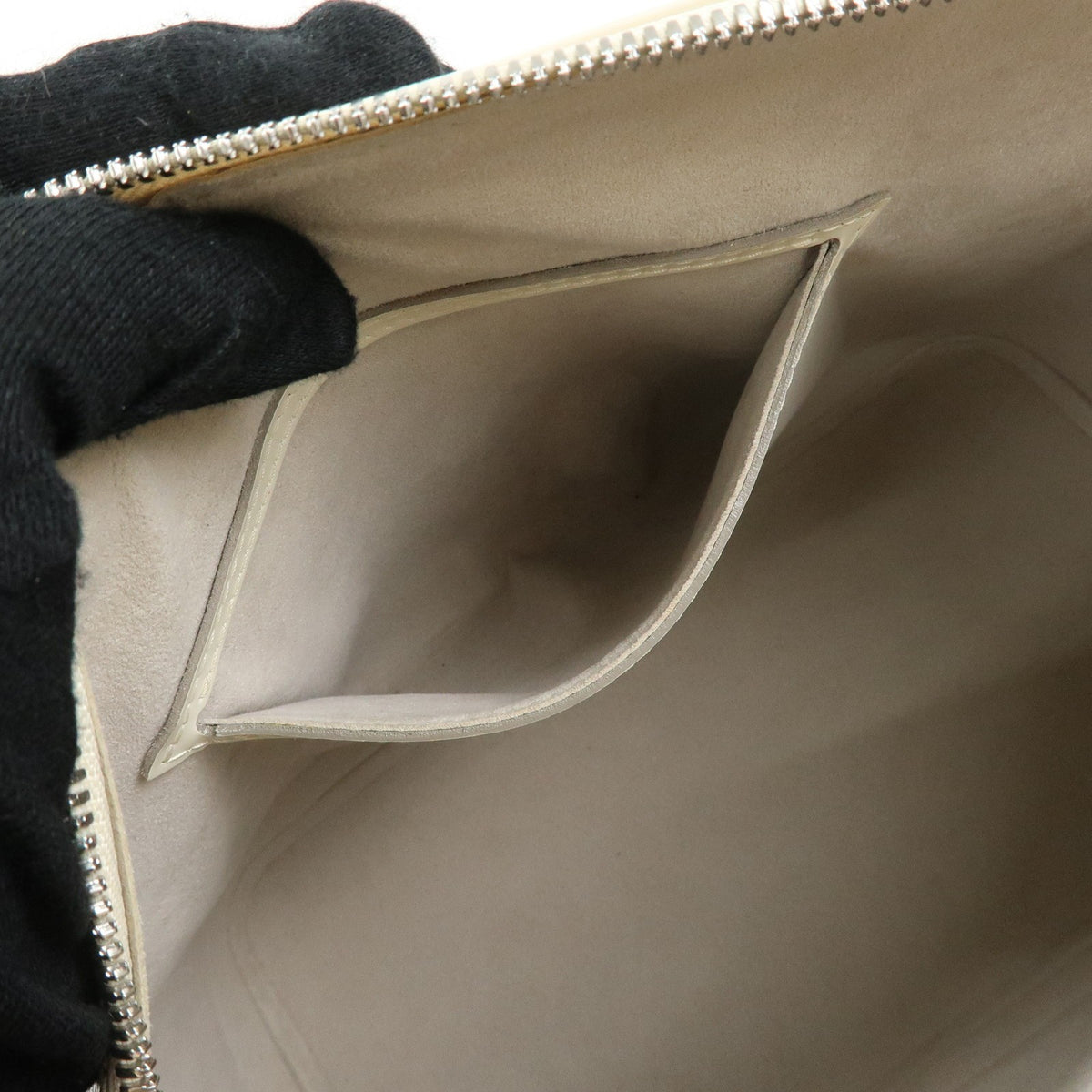 Louis Vuitton Alma Epi Leather White Leather Handbag (Pre-Owned)