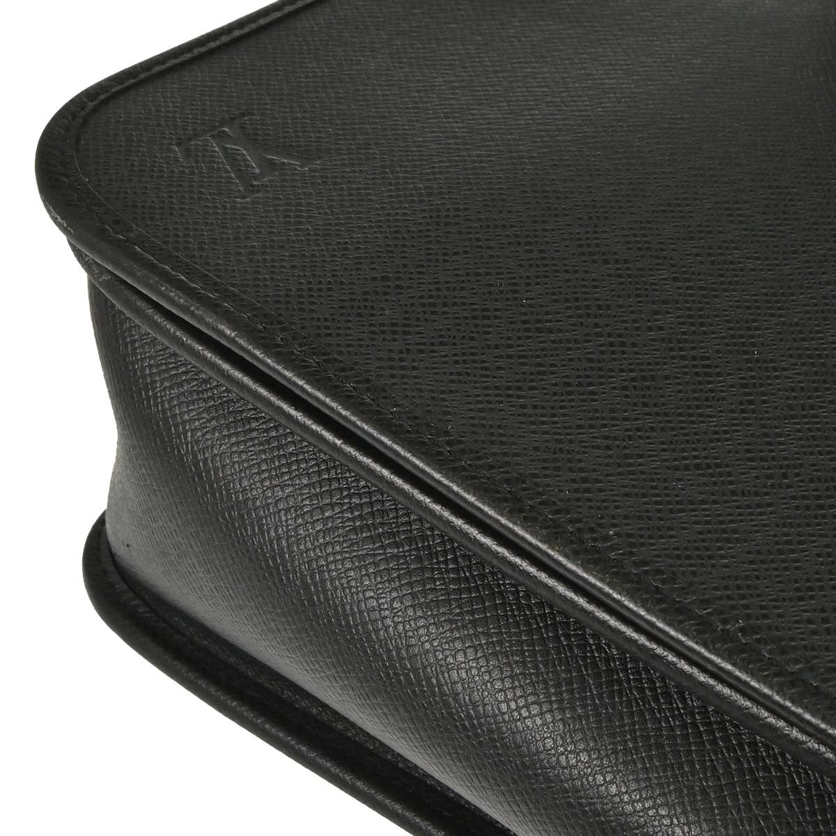 Louis Vuitton Andrei Messenger Taiga Leather Black Leather Shoulder Bag Bag (Pre-Owned)