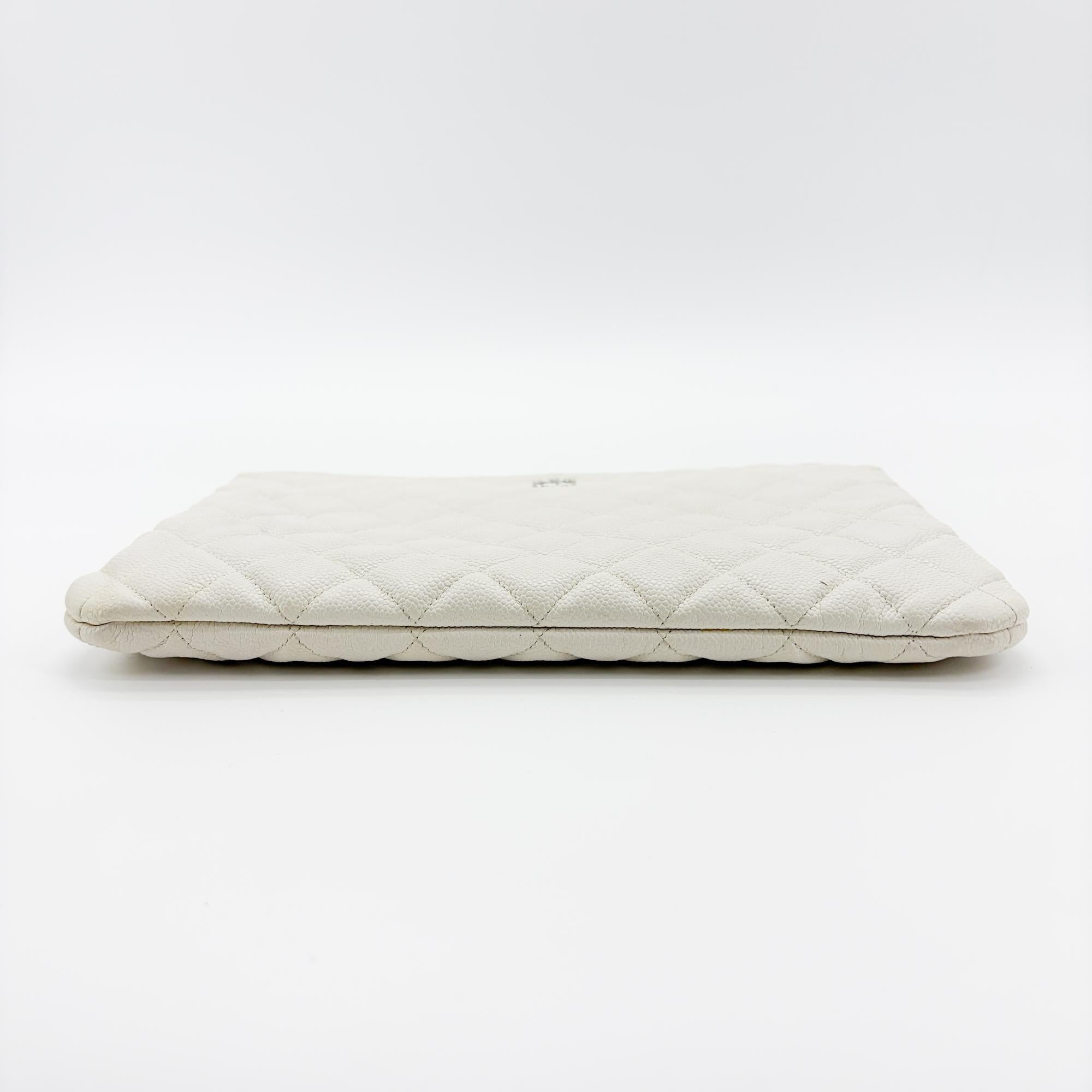 Chanel Classic O Case Quilted Caviar White Leather Clutche & Pouche Bag (Pre-Owned)