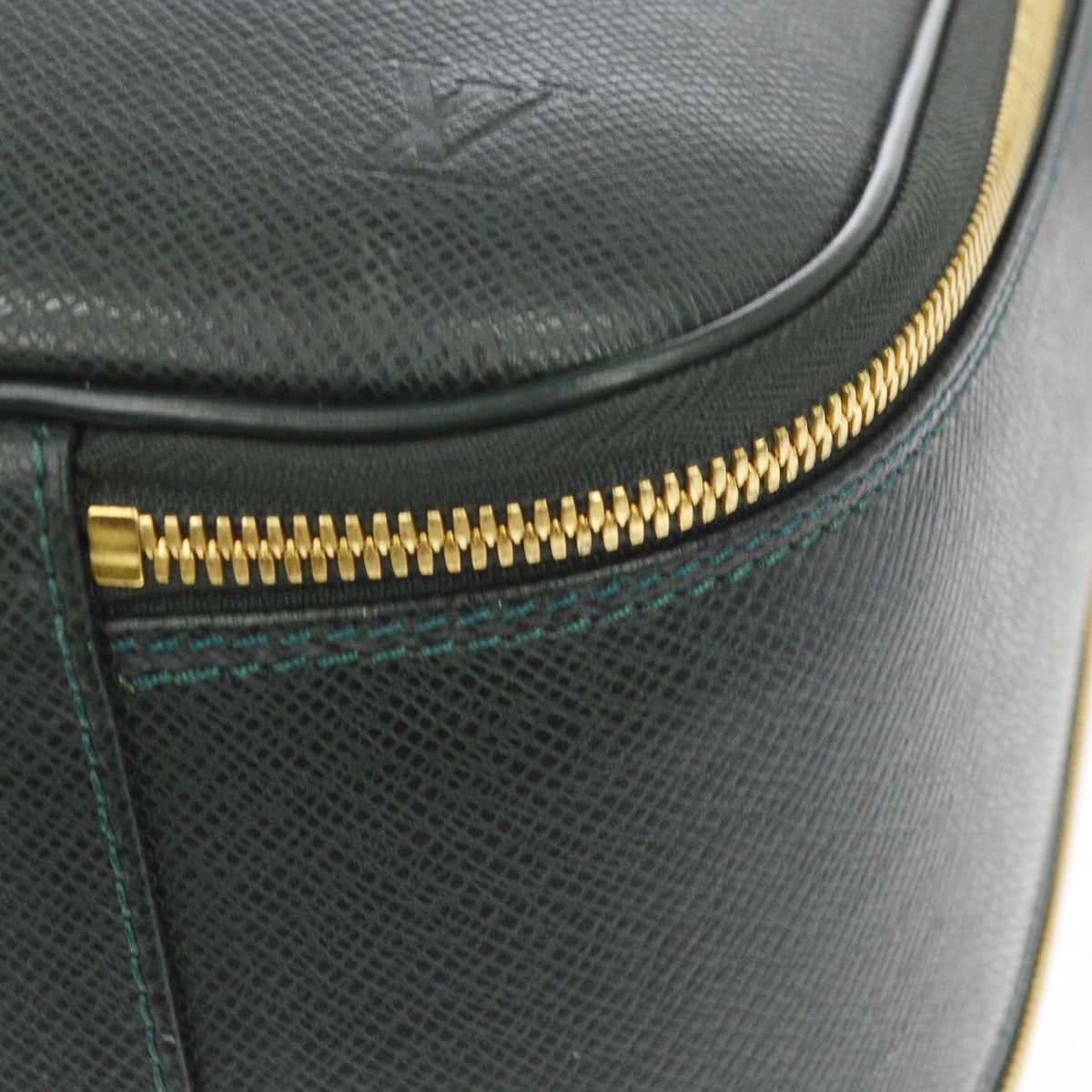 Louis Vuitton Tura Messenger Taiga Leather Green Leather Handbag (Pre-Owned)