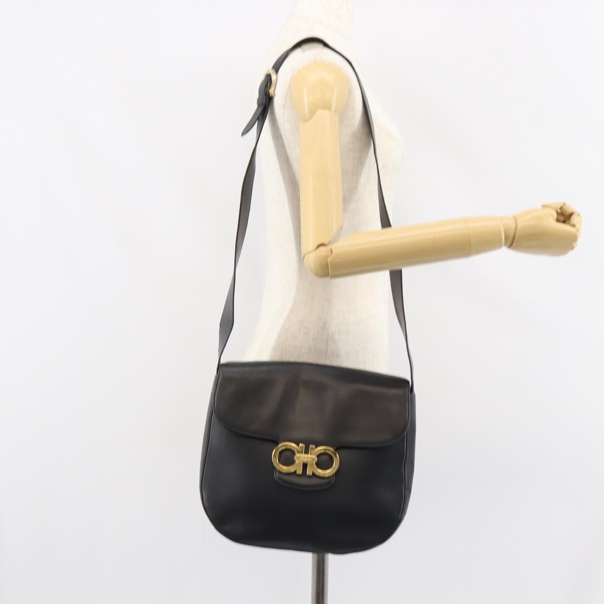 Salvatore Ferragamo Gancini Leather Black Leather Shoulder Bag Bag (Pre-Owned)