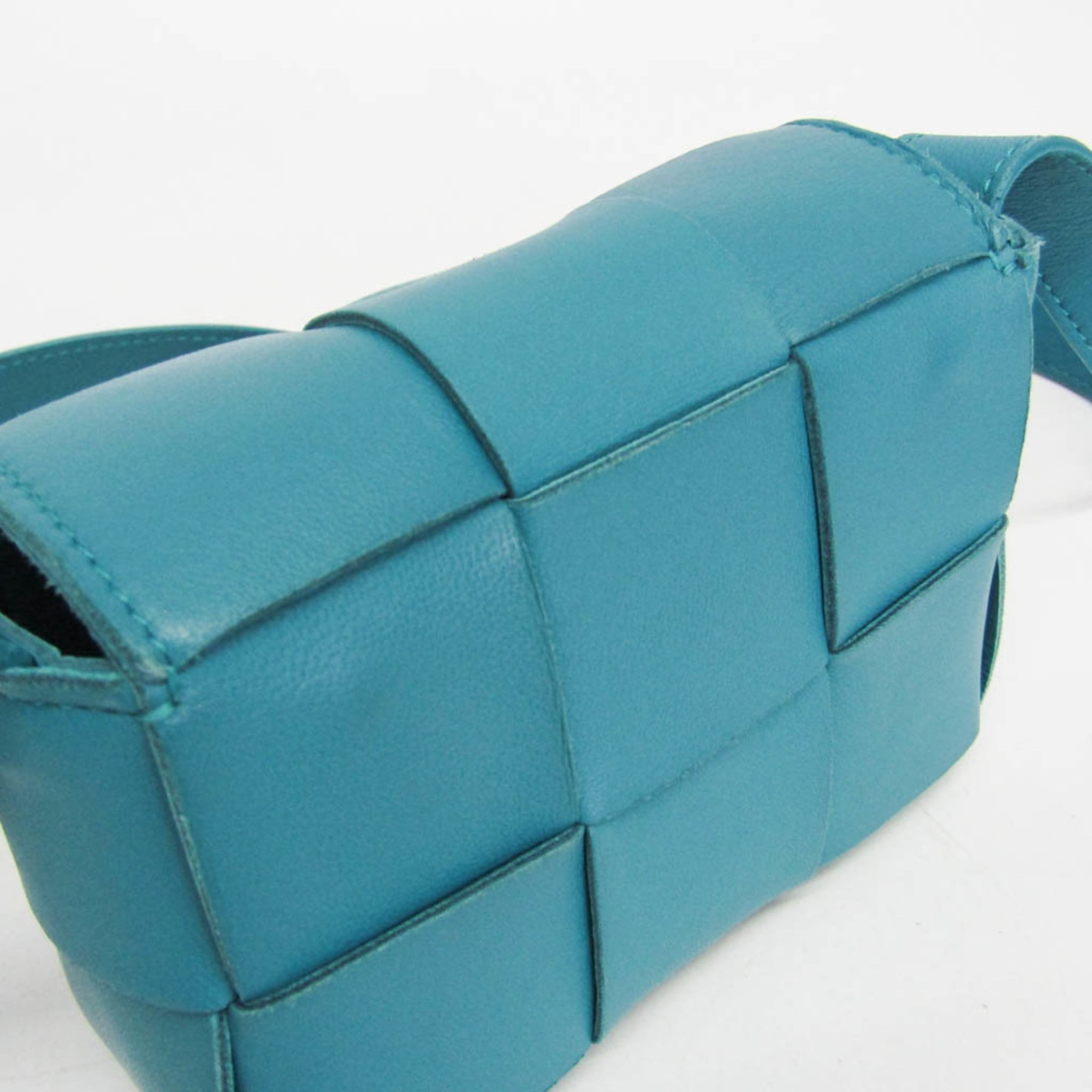 Bottega Veneta Cassette Maxi Intrecciato Leather Blue Leather Clutche & Pouche Bag (Pre-Owned)