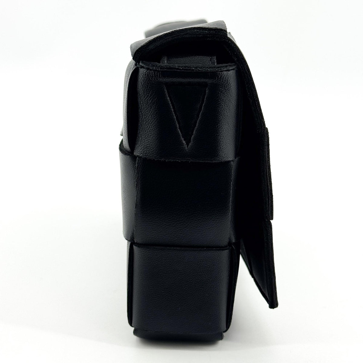 Bottega Veneta Cassette Maxi Intrecciato Leather Black Leather Crossbody Bag Bag (Pre-Owned)