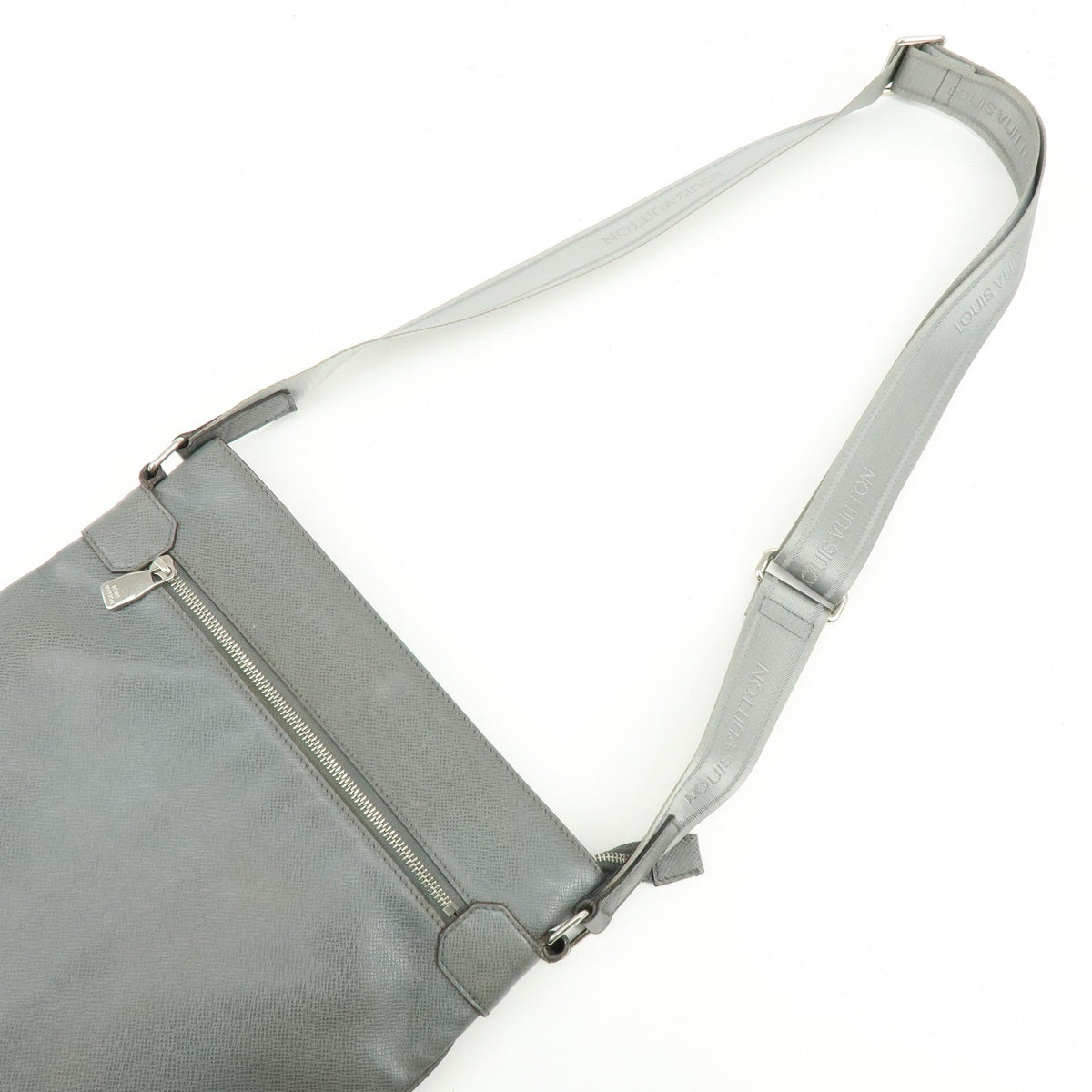 Louis Vuitton Sasha Taiga Leather Gray Leather Handbag (Pre-Owned)